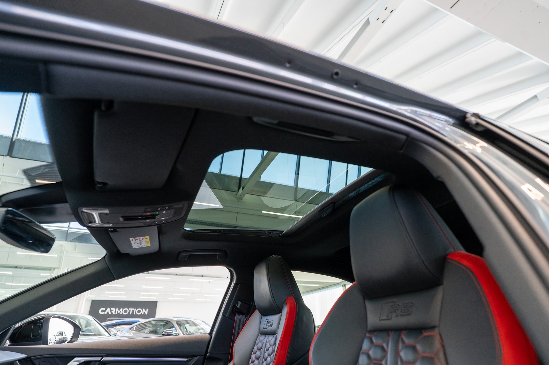 AUDI RS3 Limousine 2.5 TFSI quattro S-Tronic / CH-Fahrzeug / Performance Auspuff / Panorama-Schiebedach-image-12