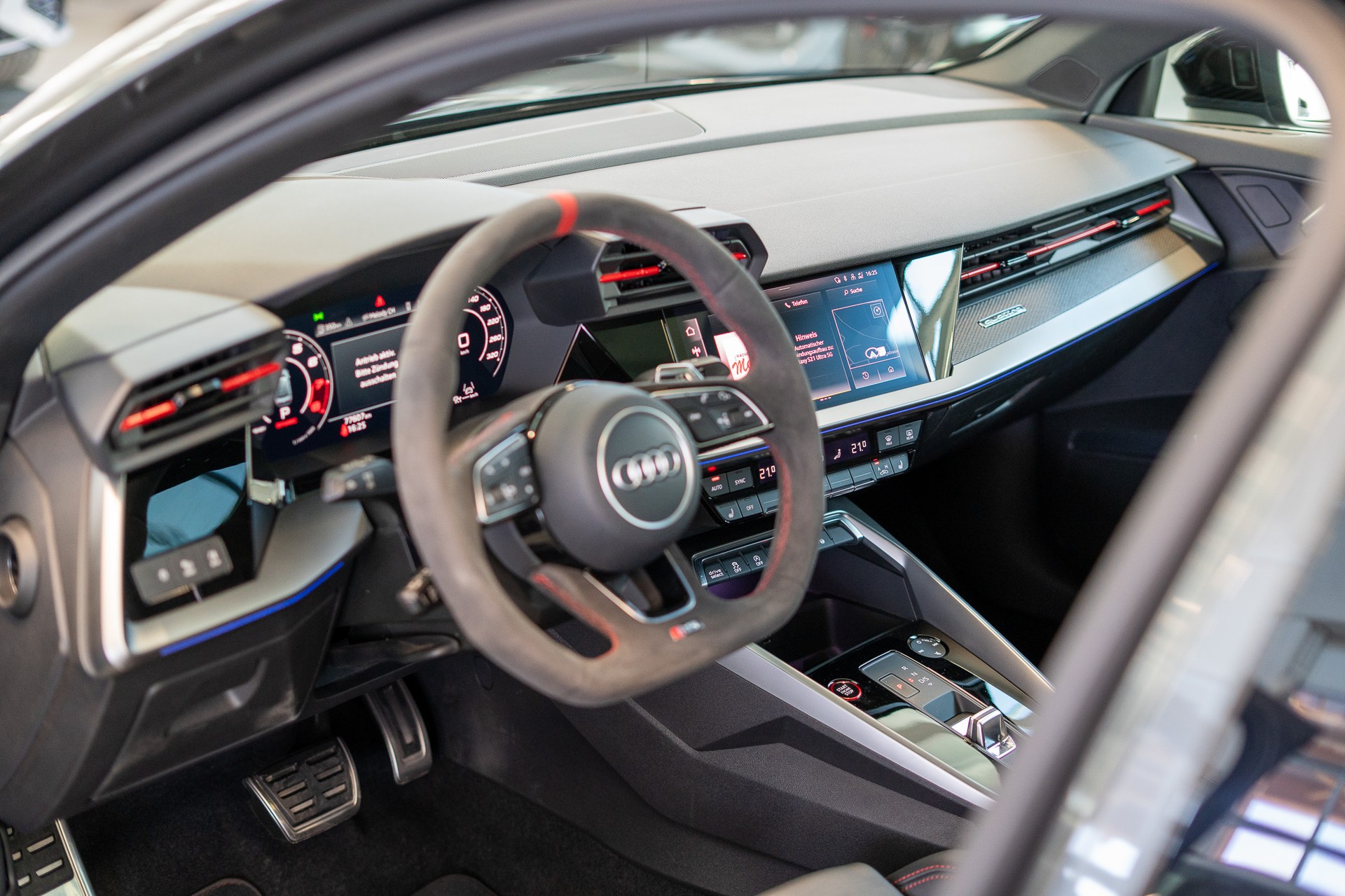 AUDI RS3 Limousine 2.5 TFSI quattro S-Tronic / CH-Fahrzeug / Performance Auspuff / Panorama-Schiebedach-image-10