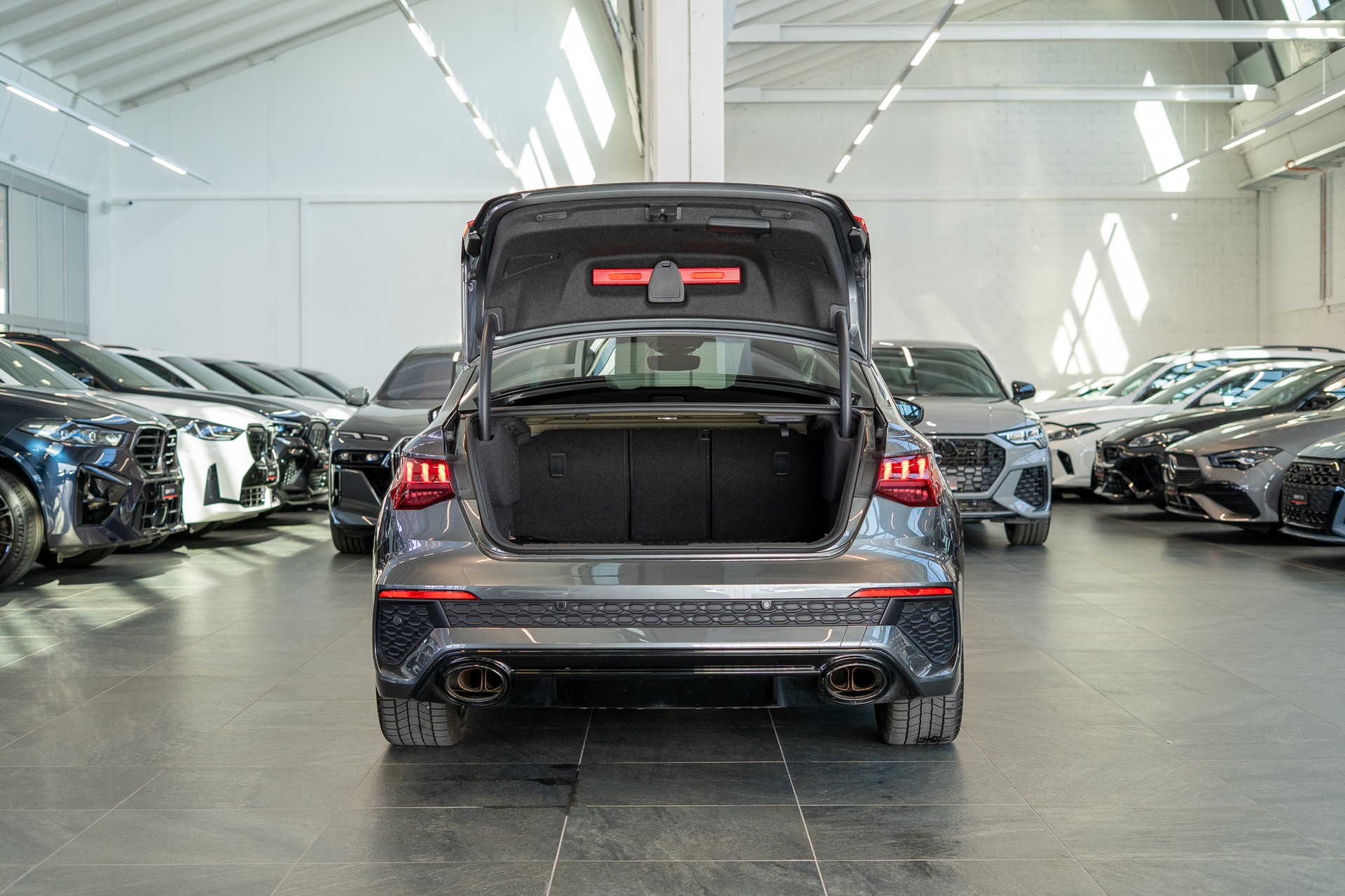 AUDI RS3 Limousine 2.5 TFSI quattro S-Tronic / CH-Fahrzeug / Performance Auspuff / Panorama-Schiebedach-image-5
