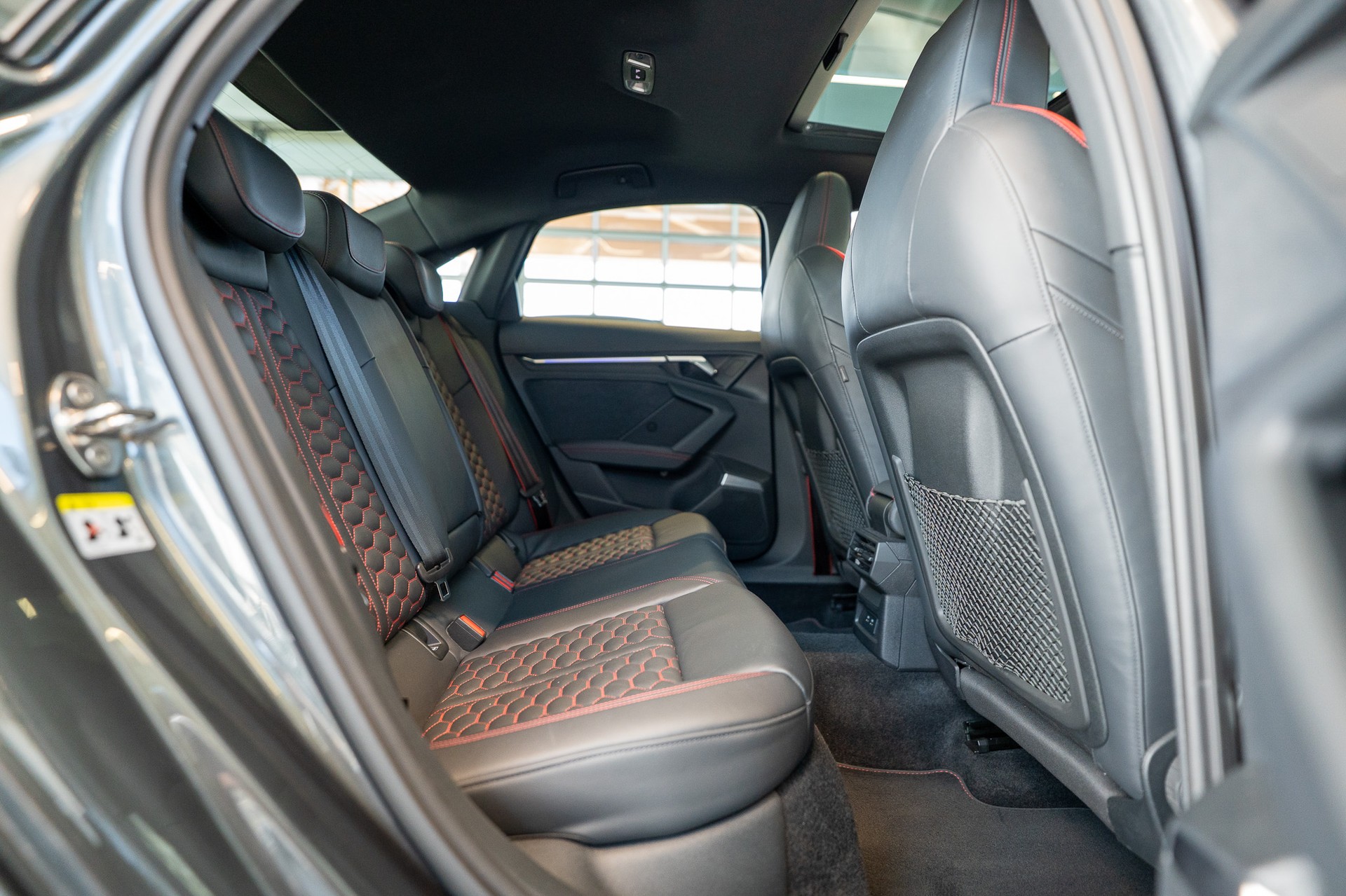 AUDI RS3 Limousine 2.5 TFSI quattro S-Tronic / CH-Fahrzeug / Performance Auspuff / Panorama-Schiebedach-image-15