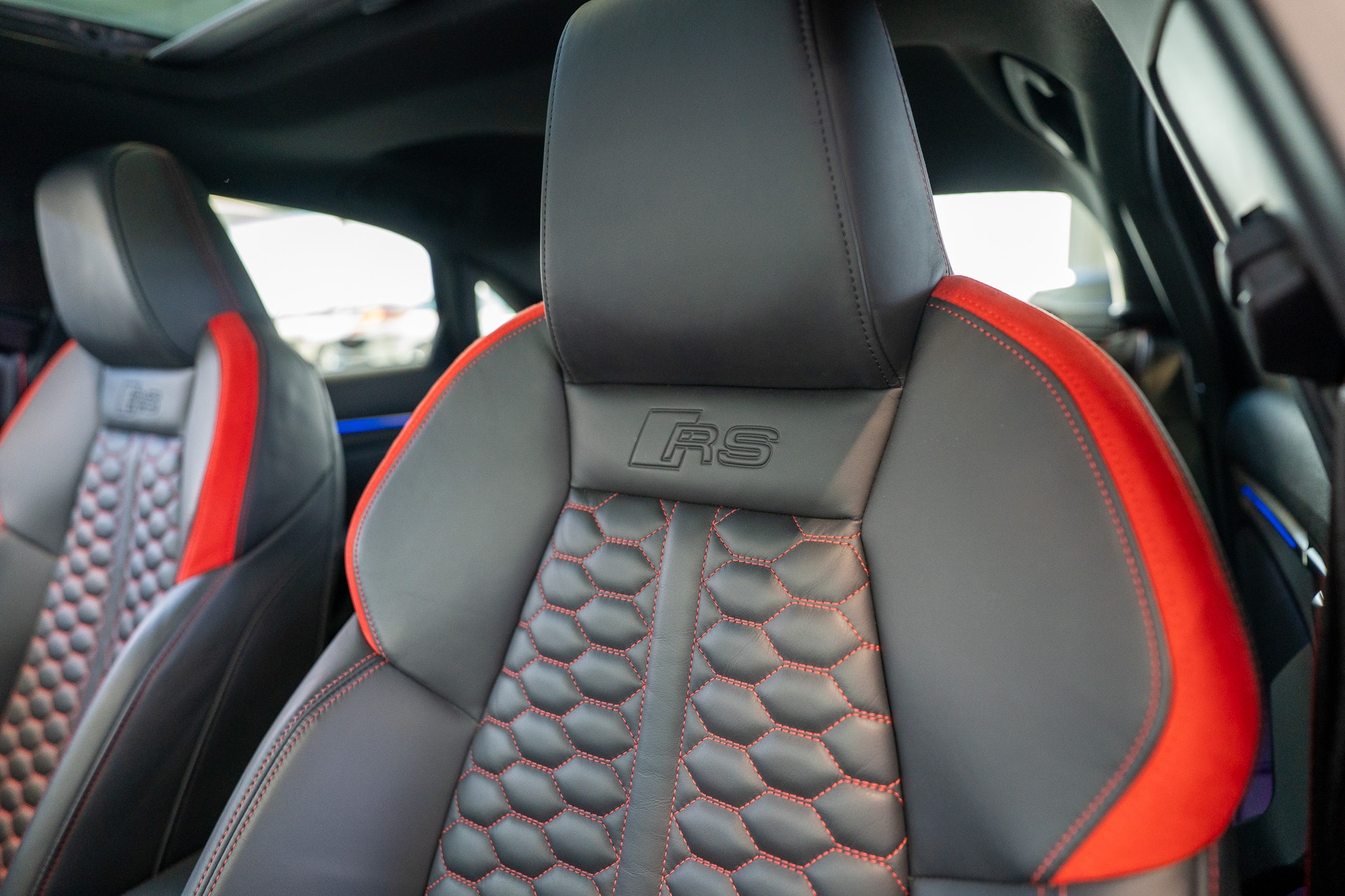 AUDI RS3 Limousine 2.5 TFSI quattro S-Tronic / CH-Fahrzeug / Performance Auspuff / Panorama-Schiebedach-image-13