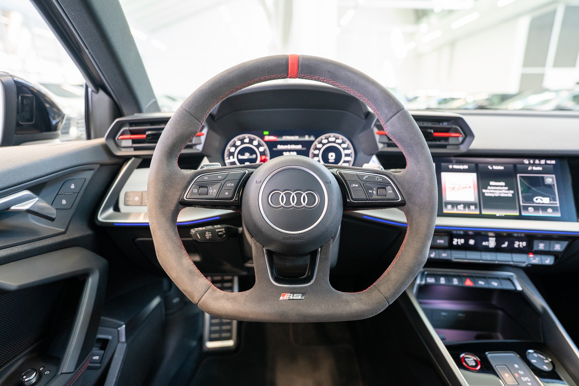 AUDI RS3 Limousine 2.5 TFSI quattro S-Tronic / CH-Fahrzeug / Performance Auspuff / Panorama-Schiebedach-image-19