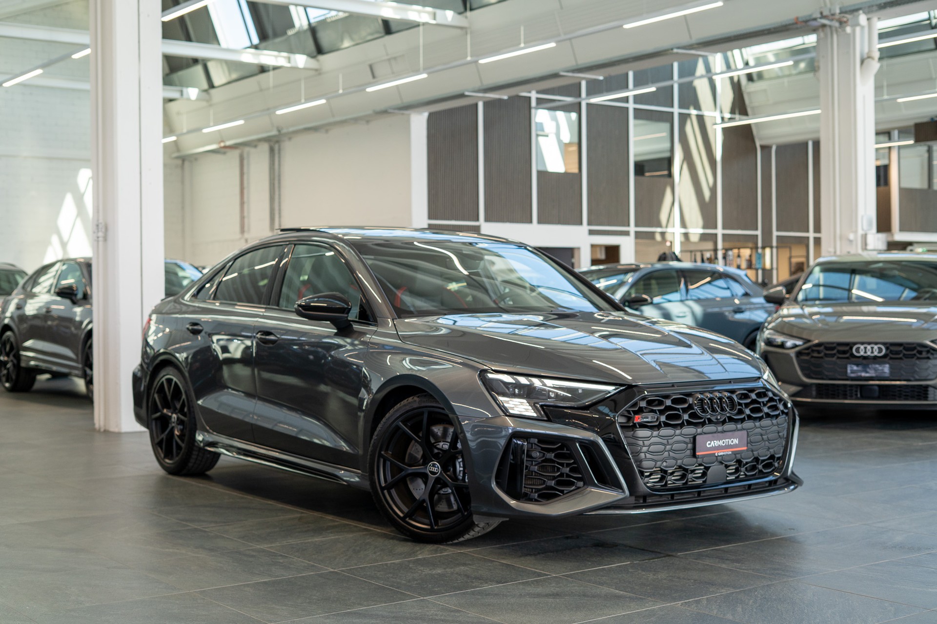 AUDI RS3 Limousine 2.5 TFSI quattro S-Tronic / CH-Fahrzeug / Performance Auspuff / Panorama-Schiebedach-image-2