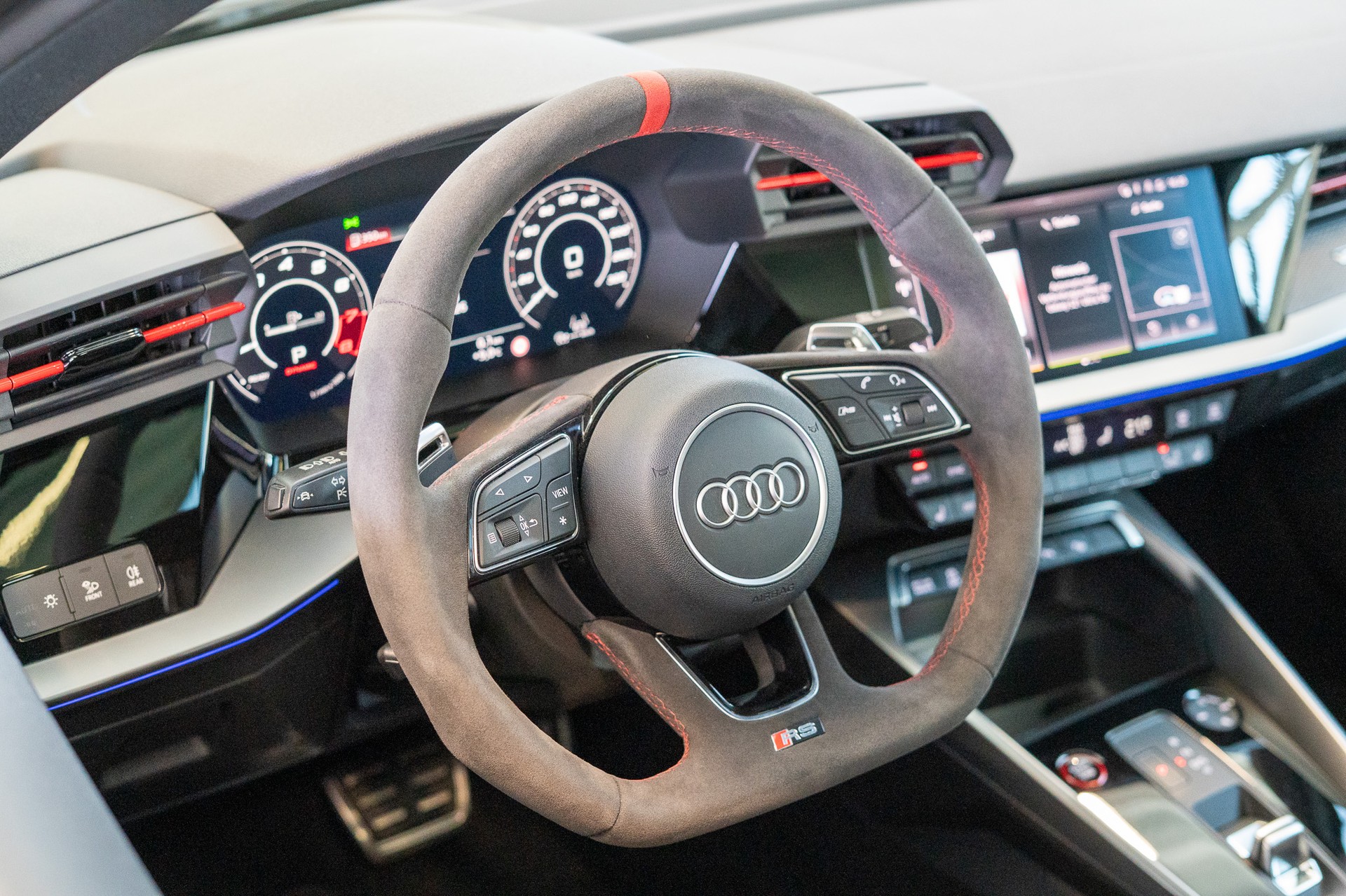 AUDI RS3 Limousine 2.5 TFSI quattro S-Tronic / CH-Fahrzeug / Performance Auspuff / Panorama-Schiebedach-image-9