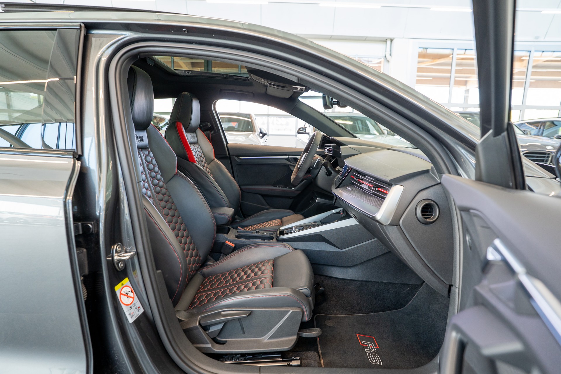 AUDI RS3 Limousine 2.5 TFSI quattro S-Tronic / CH-Fahrzeug / Performance Auspuff / Panorama-Schiebedach-image-17