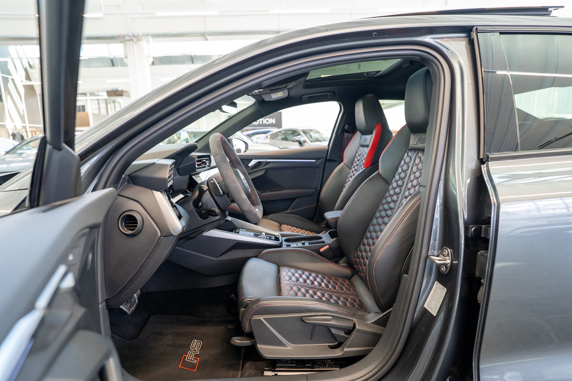 AUDI RS3 Limousine 2.5 TFSI quattro S-Tronic / CH-Fahrzeug / Performance Auspuff / Panorama-Schiebedach-image-11