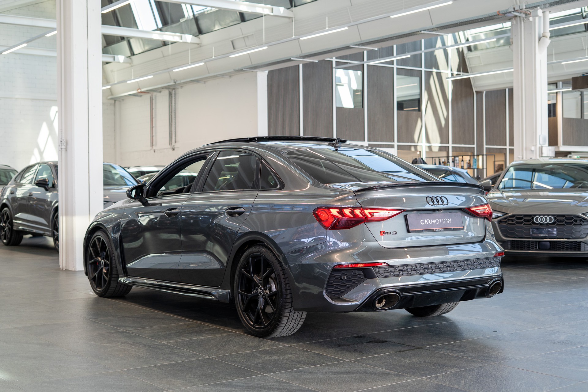 AUDI RS3 Limousine 2.5 TFSI quattro S-Tronic / CH-Fahrzeug / Performance Auspuff / Panorama-Schiebedach-image-3