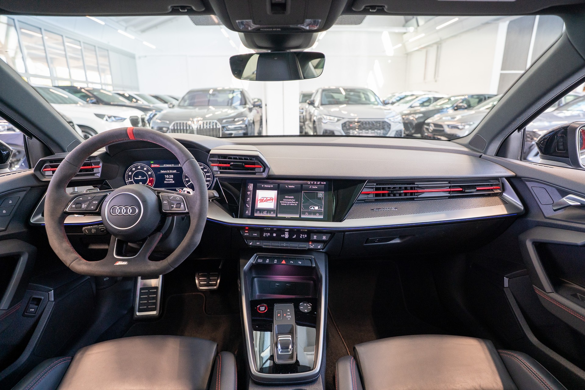 AUDI RS3 Limousine 2.5 TFSI quattro S-Tronic / CH-Fahrzeug / Performance Auspuff / Panorama-Schiebedach-image-18