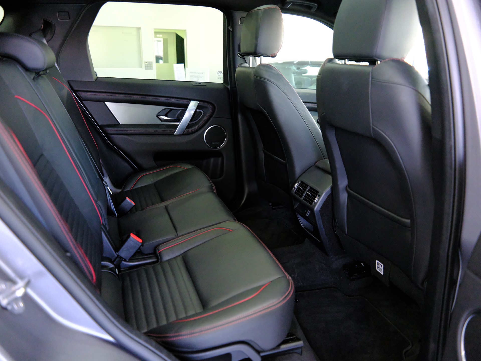 LAND ROVER Discovery Sport P300e 1.5 PHEV SE AT8-image-12