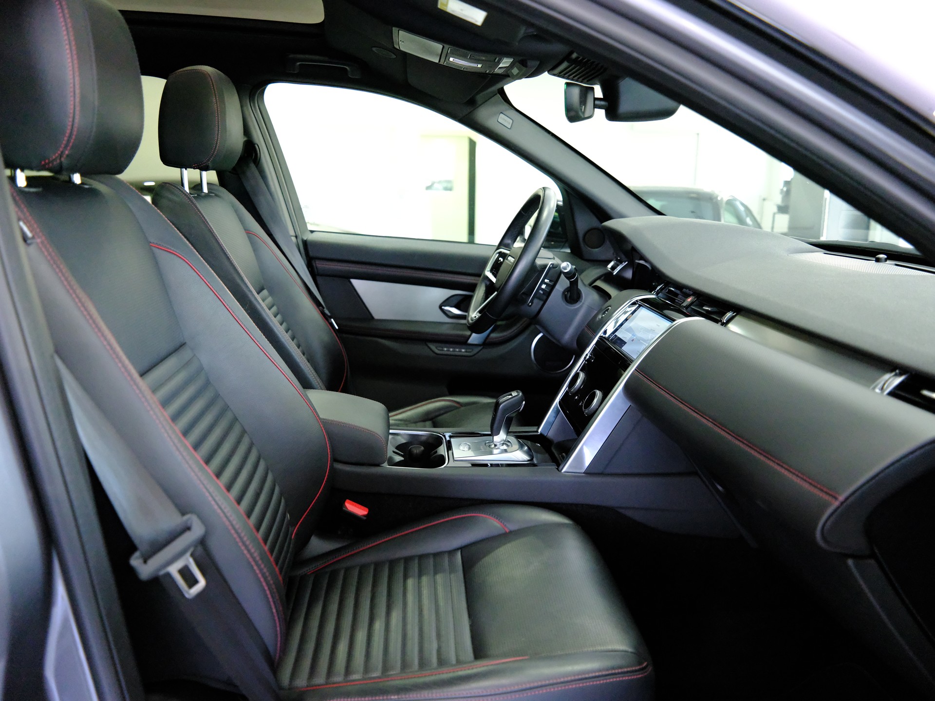 LAND ROVER Discovery Sport P300e 1.5 PHEV SE AT8-image-11
