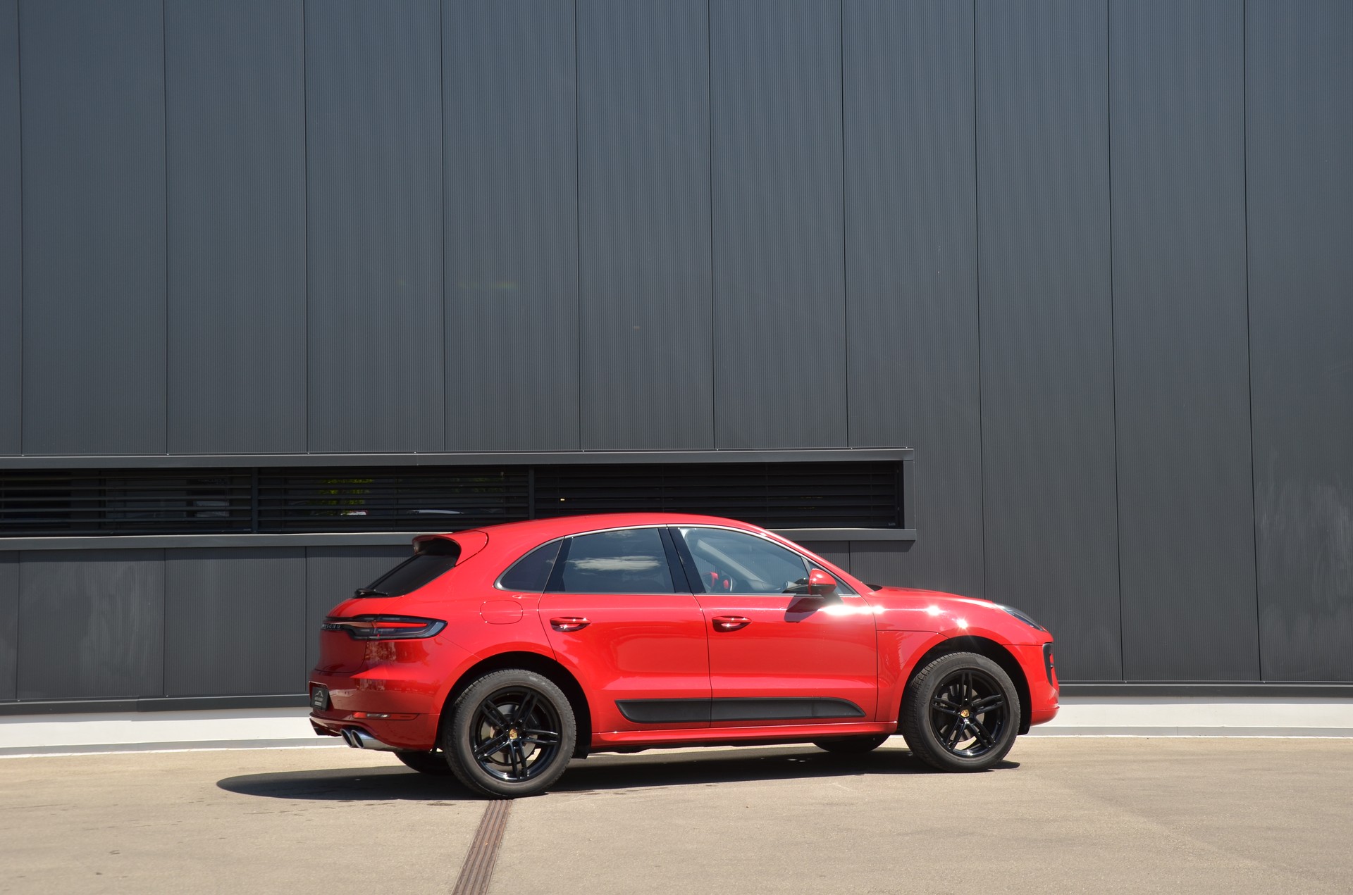 PORSCHE Macan PDK-showroom-element-3