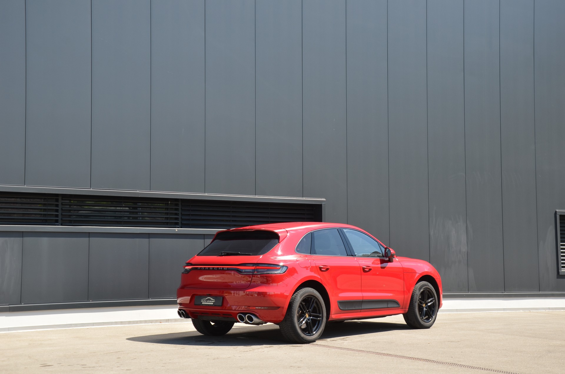 PORSCHE Macan PDK-showroom-element-2