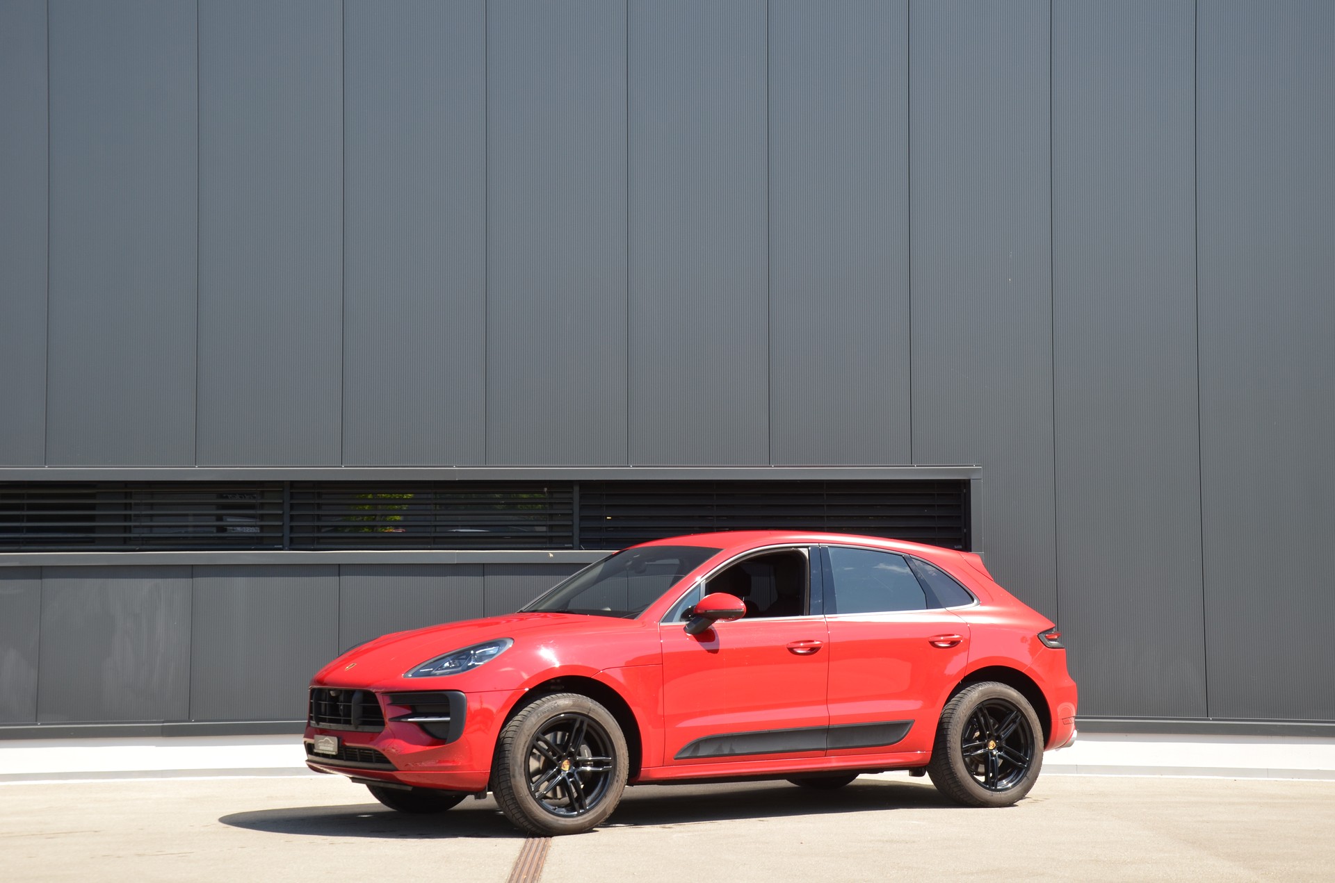 PORSCHE Macan PDK-showroom-element-1