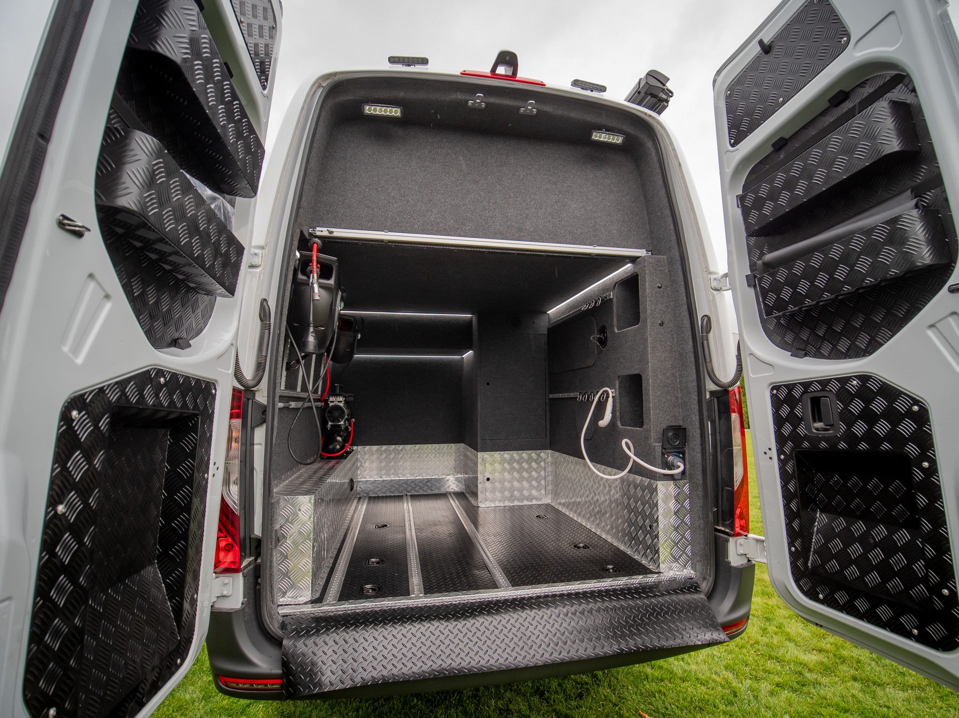 MERCEDES-BENZ Sprinter 319 cdi 4x4-image-1
