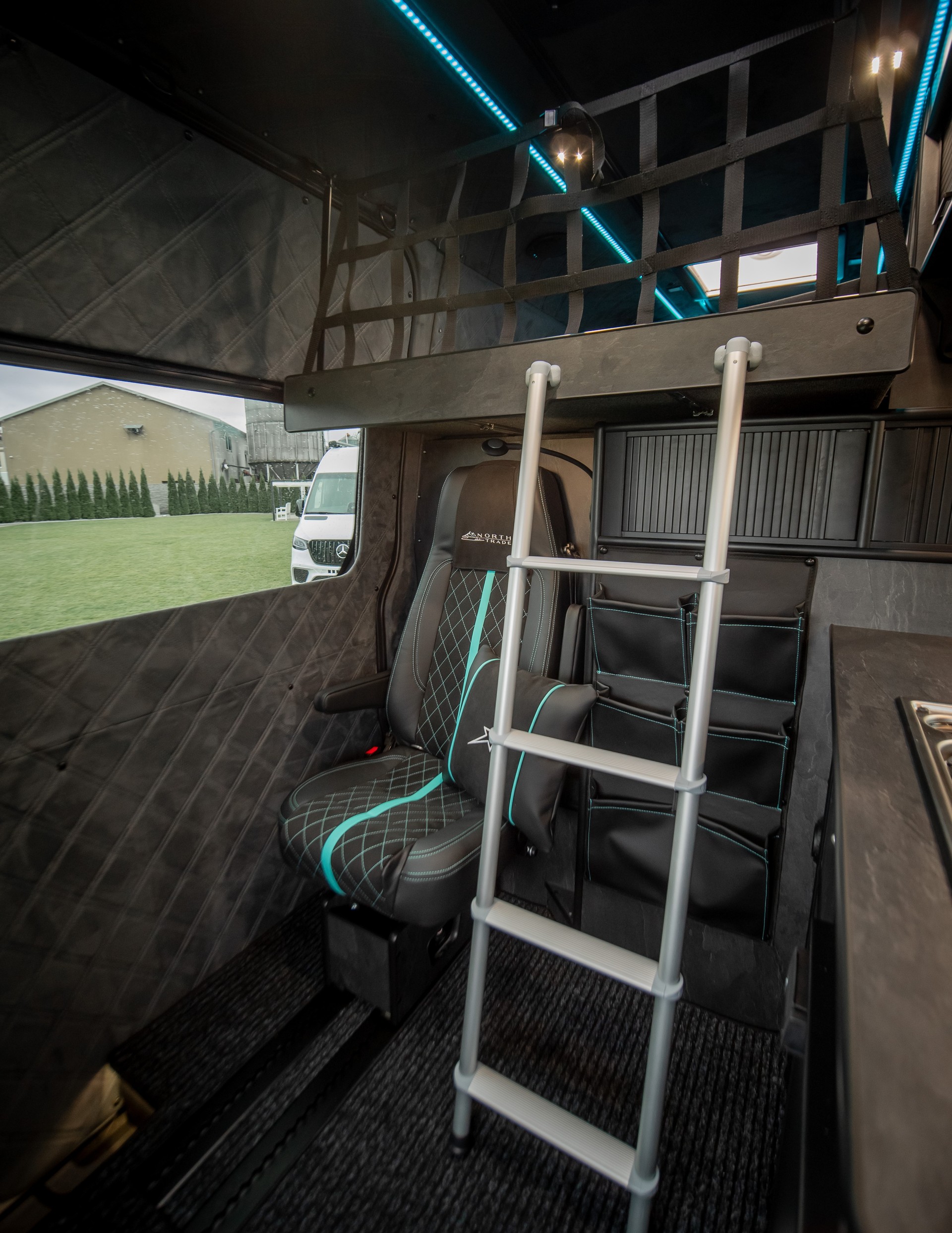 MERCEDES-BENZ Sprinter 319 cdi 4x4-image-17