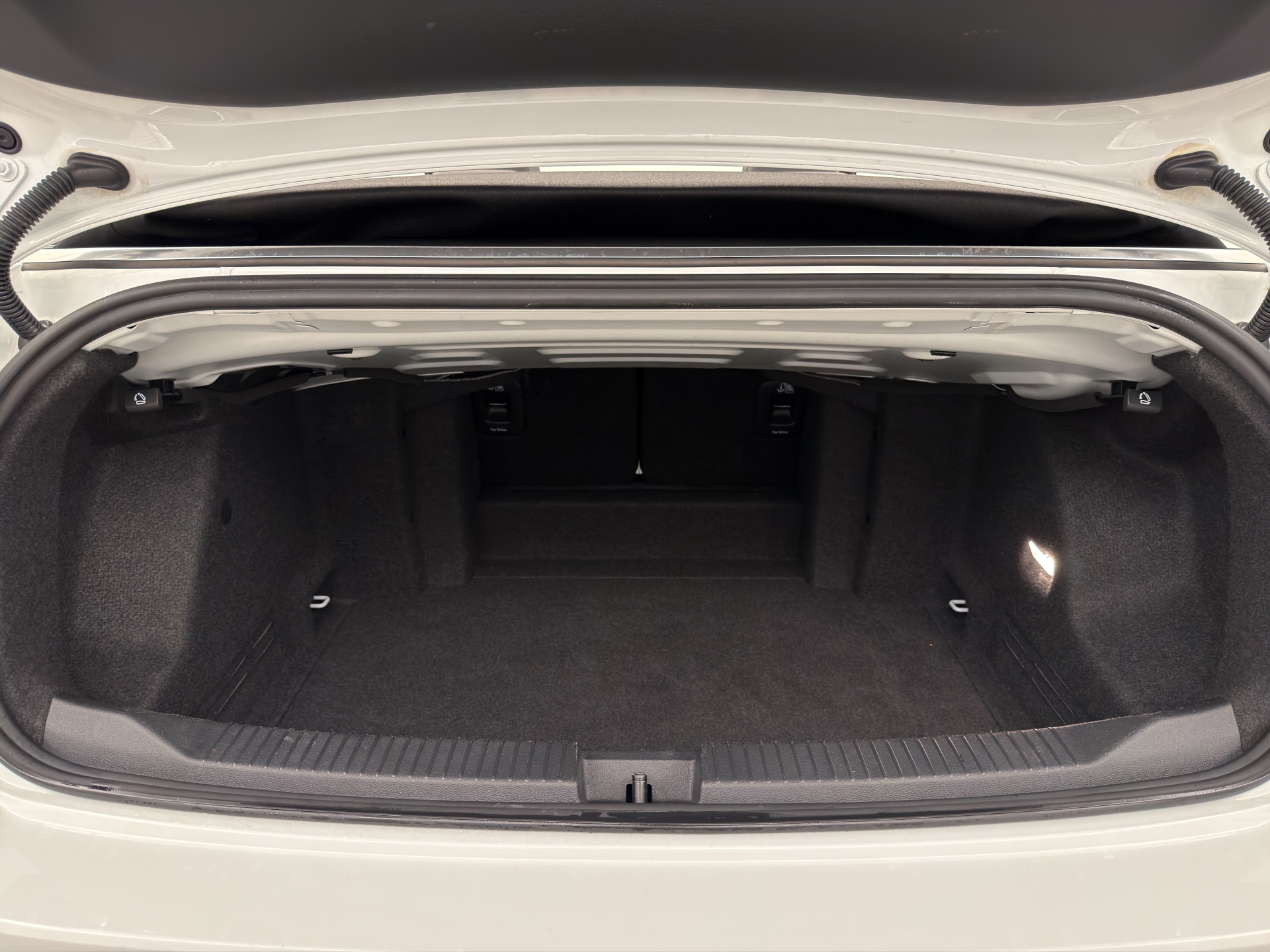 VW T-Roc Cabriolet 1.5 TSI R-Line-image-13