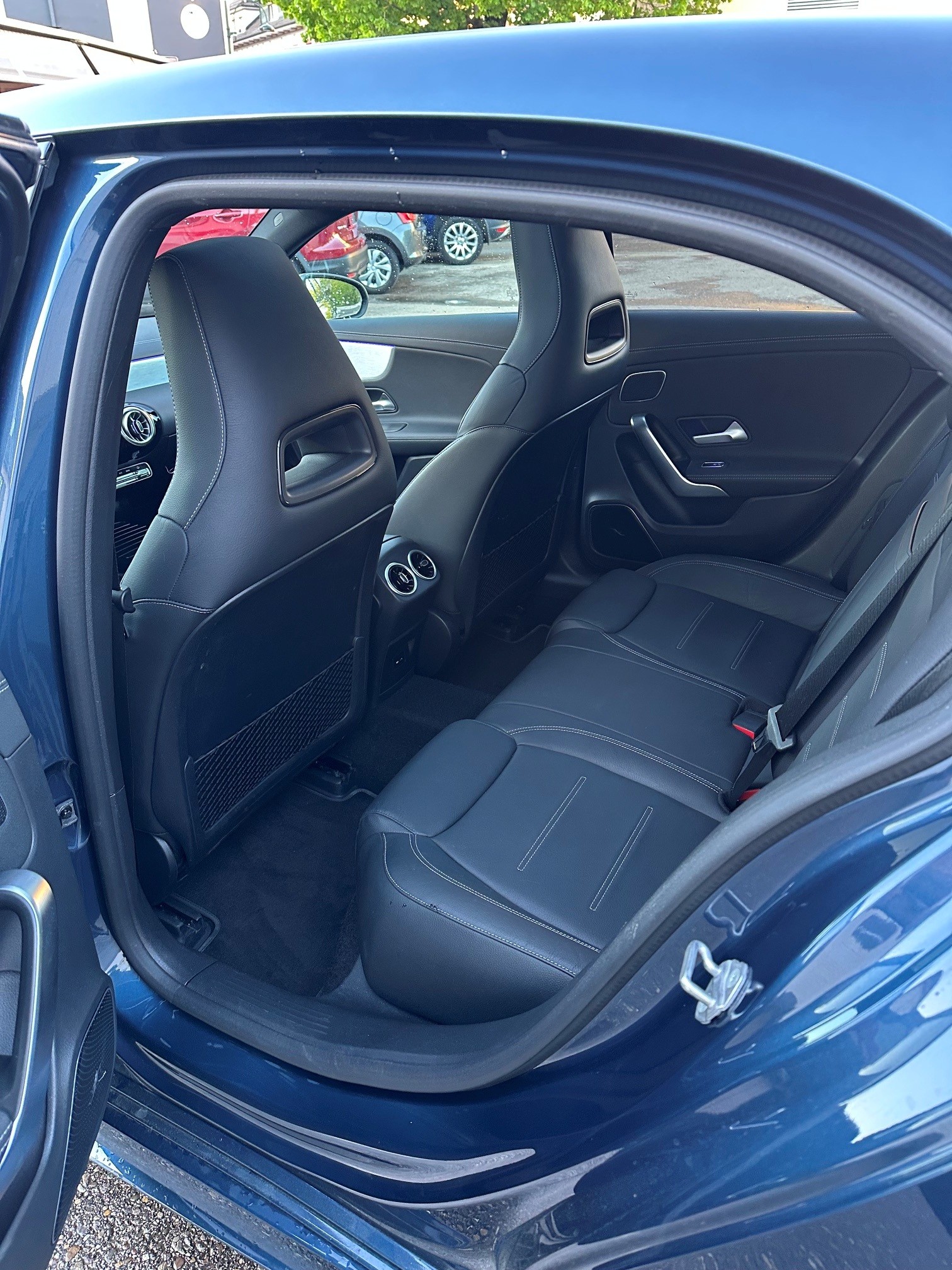MERCEDES-BENZ A 200 AMG Line 7G-DCT-image-5