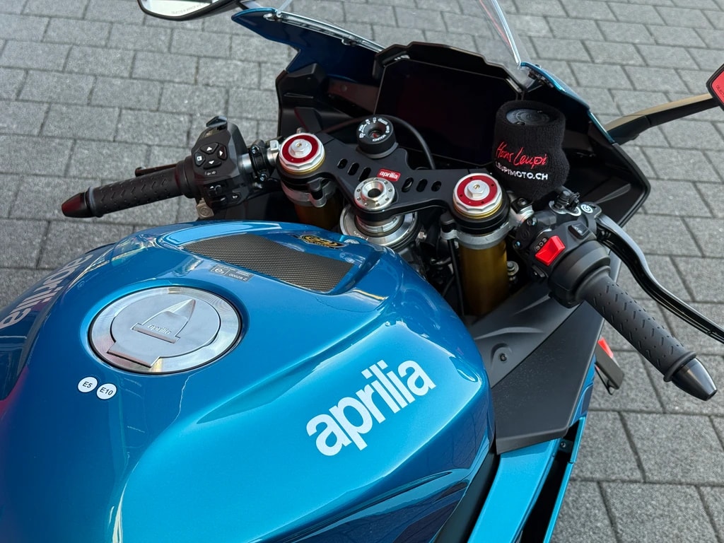APRILIA RSV4 1100-showroom-element-3