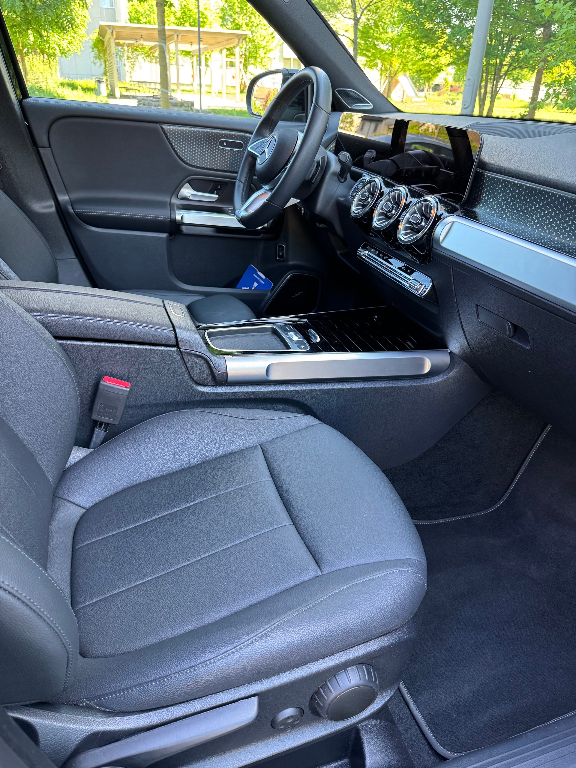 MERCEDES-BENZ GLB 250 Progressive 4matic-image-4