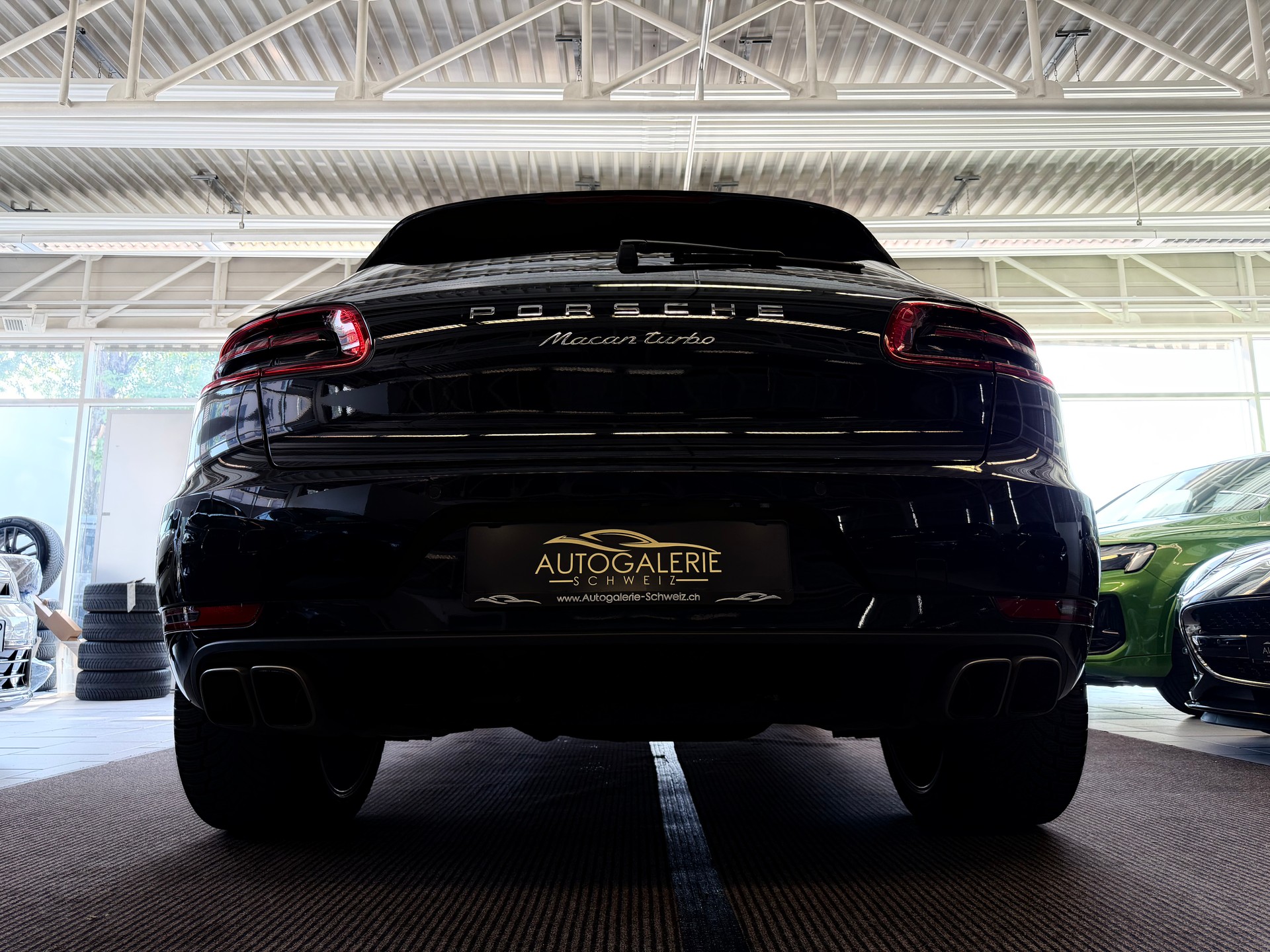 PORSCHE Macan Turbo PDK | CH Fahrzeug | Swiss Package | 21" | PANORAMA | AHK elektr. | Luftfederung | DAB | -image-24
