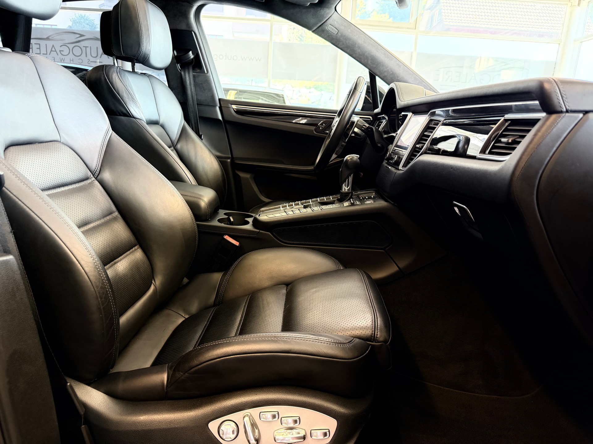 PORSCHE Macan Turbo PDK | CH Fahrzeug | Swiss Package | 21" | PANORAMA | AHK elektr. | Luftfederung | DAB | -image-33