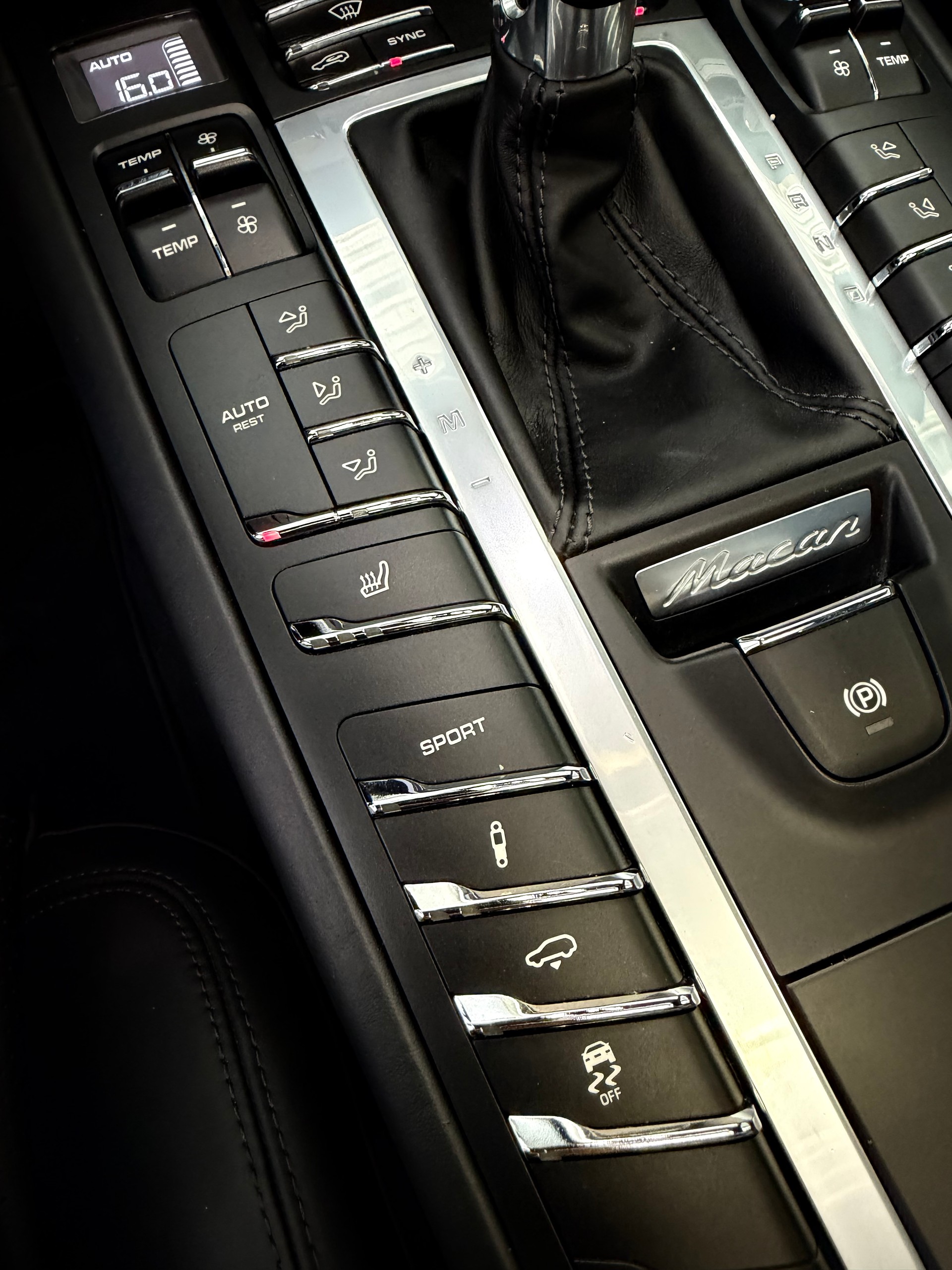 PORSCHE Macan Turbo PDK | CH Fahrzeug | Swiss Package | 21" | PANORAMA | AHK elektr. | Luftfederung | DAB | -image-16