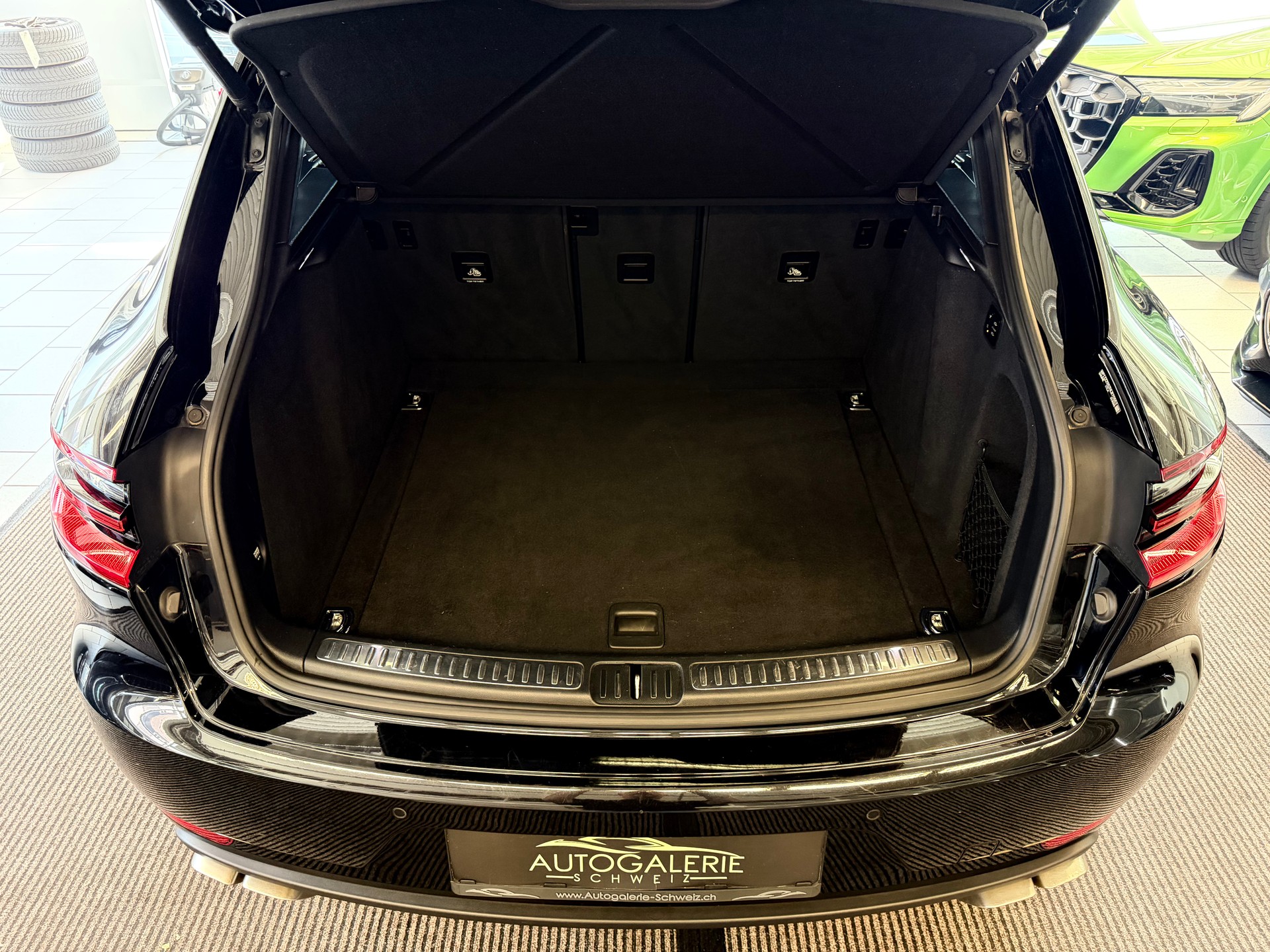 PORSCHE Macan Turbo PDK | CH Fahrzeug | Swiss Package | 21" | PANORAMA | AHK elektr. | Luftfederung | DAB | -image-28