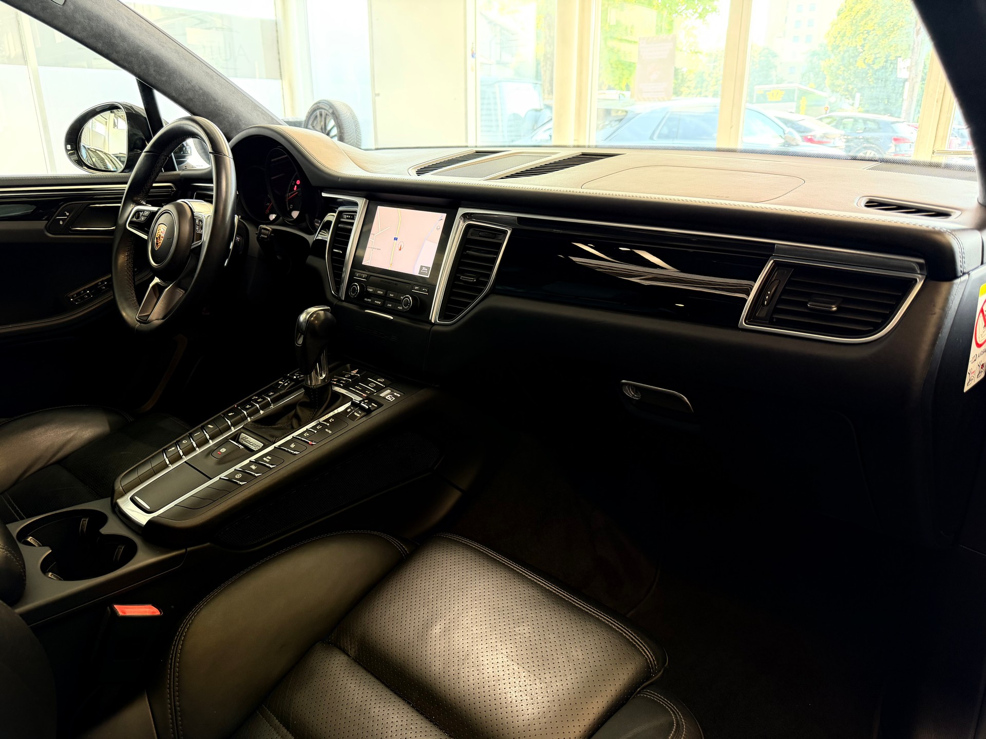 PORSCHE Macan Turbo PDK | CH Fahrzeug | Swiss Package | 21" | PANORAMA | AHK elektr. | Luftfederung | DAB | -image-32