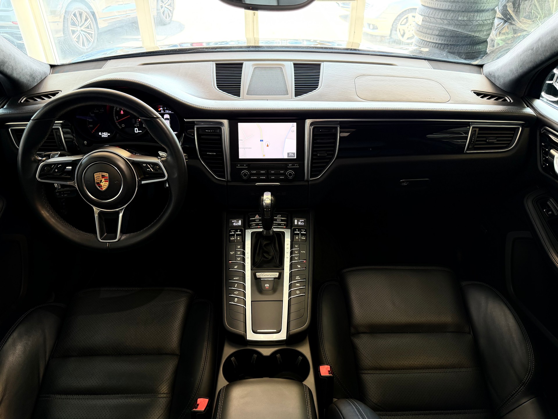 PORSCHE Macan Turbo PDK | CH Fahrzeug | Swiss Package | 21" | PANORAMA | AHK elektr. | Luftfederung | DAB | -image-22