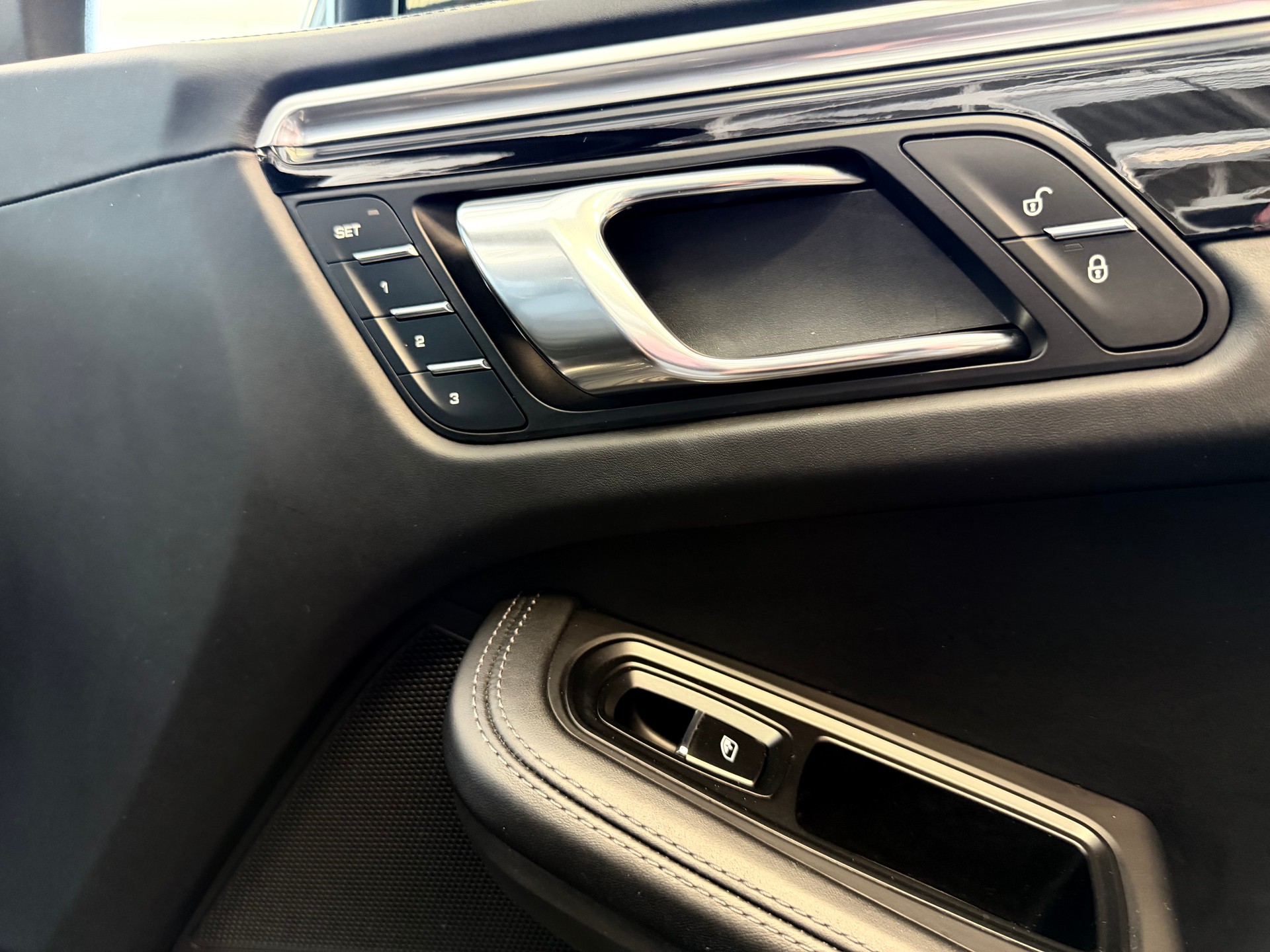 PORSCHE Macan Turbo PDK | CH Fahrzeug | Swiss Package | 21" | PANORAMA | AHK elektr. | Luftfederung | DAB | -image-35