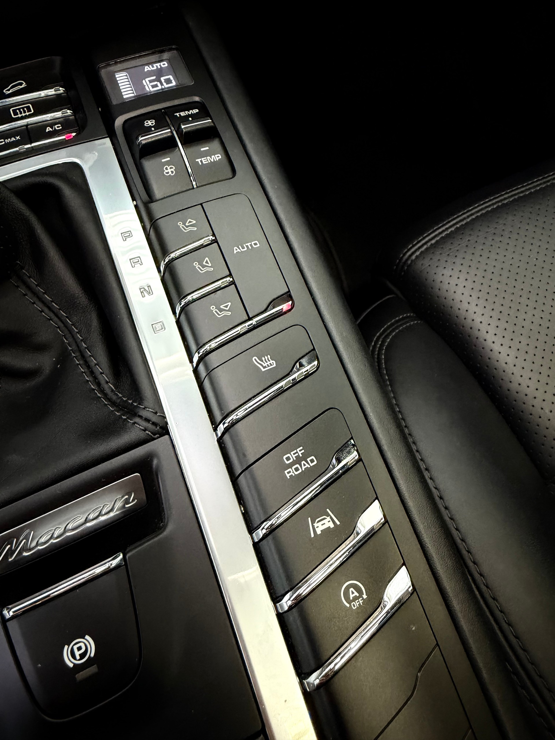 PORSCHE Macan Turbo PDK | CH Fahrzeug | Swiss Package | 21" | PANORAMA | AHK elektr. | Luftfederung | DAB | -image-17