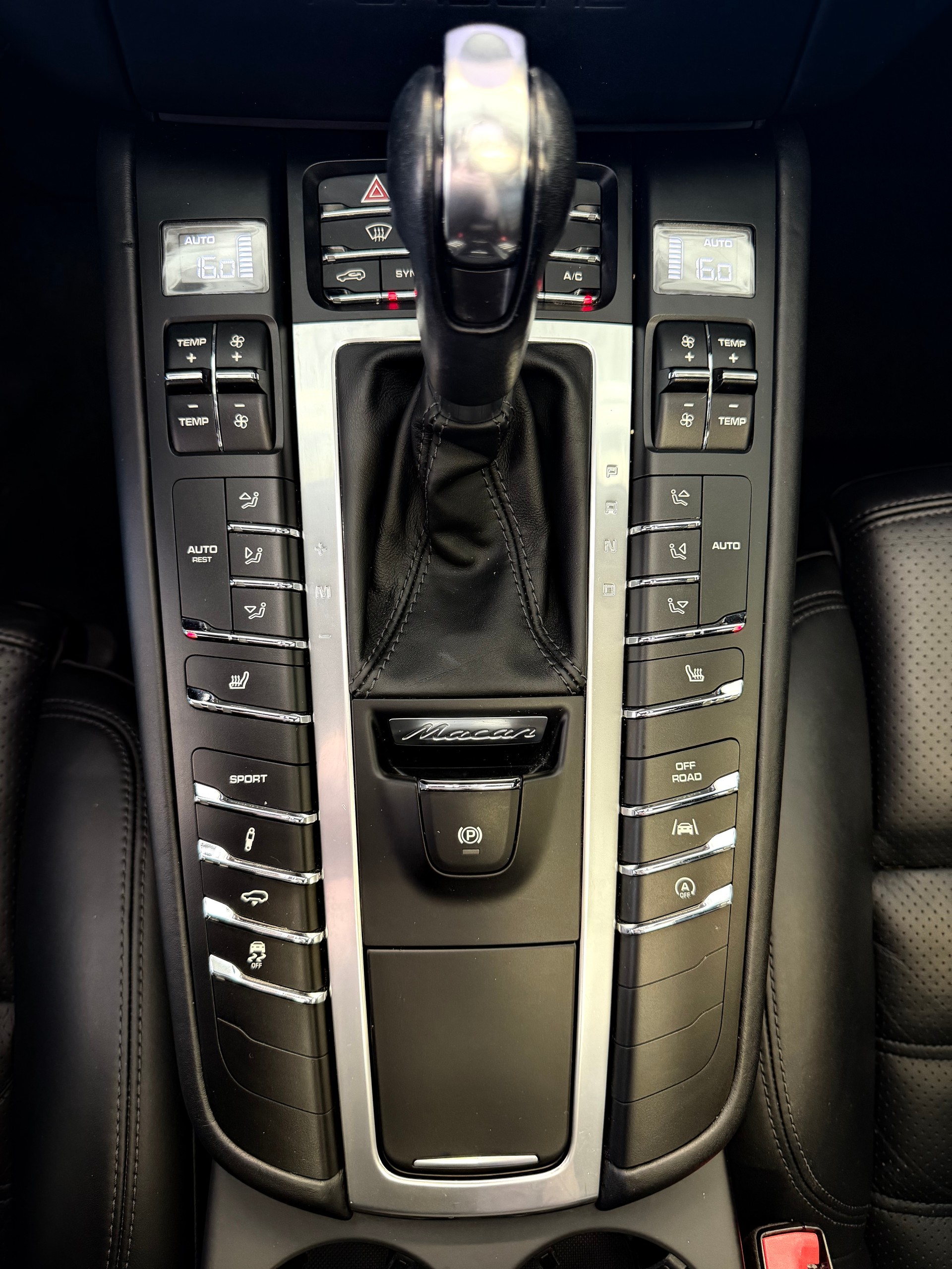 PORSCHE Macan Turbo PDK | CH Fahrzeug | Swiss Package | 21" | PANORAMA | AHK elektr. | Luftfederung | DAB | -image-18