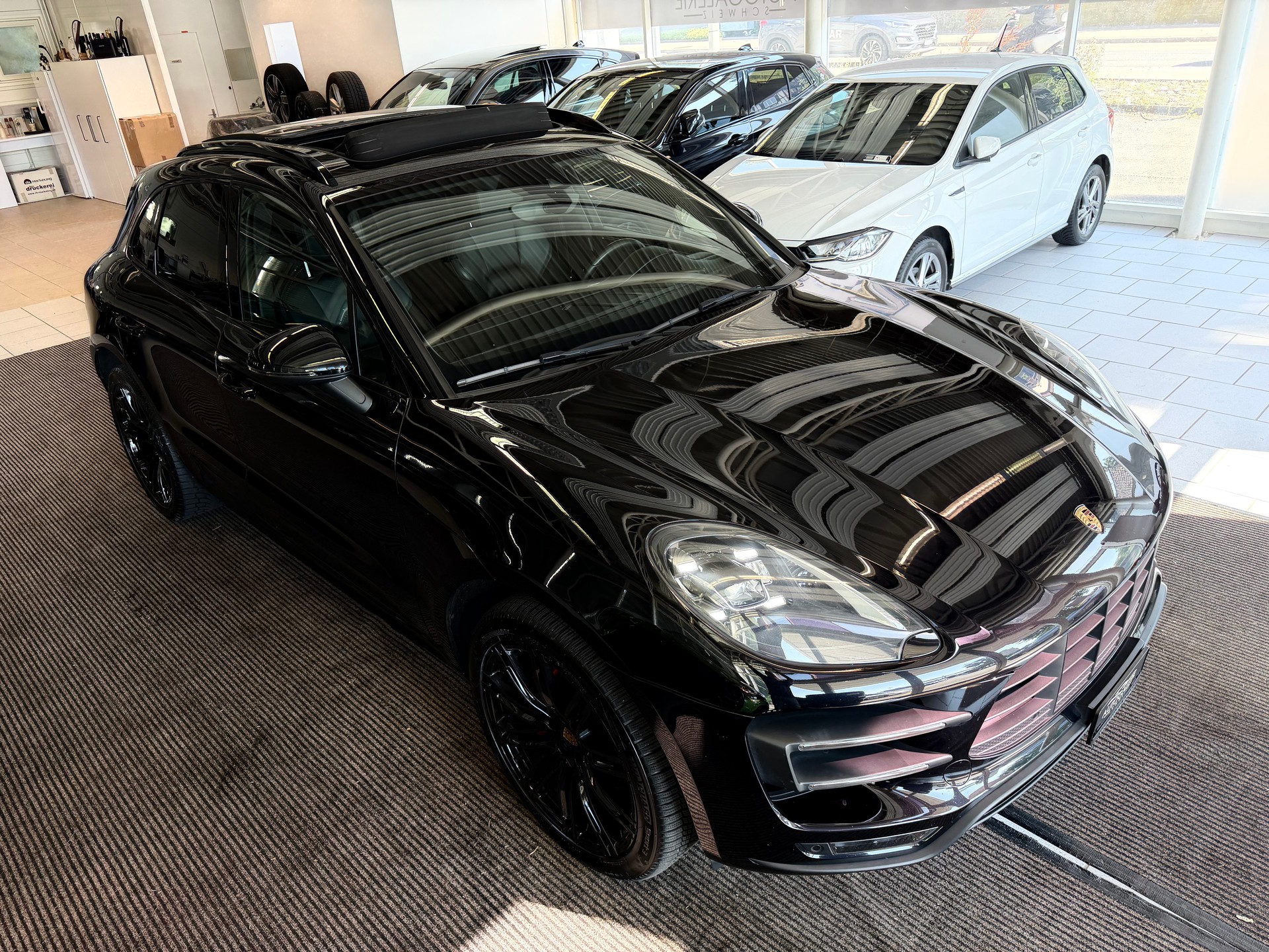PORSCHE Macan Turbo PDK | CH Fahrzeug | Swiss Package | 21" | PANORAMA | AHK elektr. | Luftfederung | DAB | -image-37