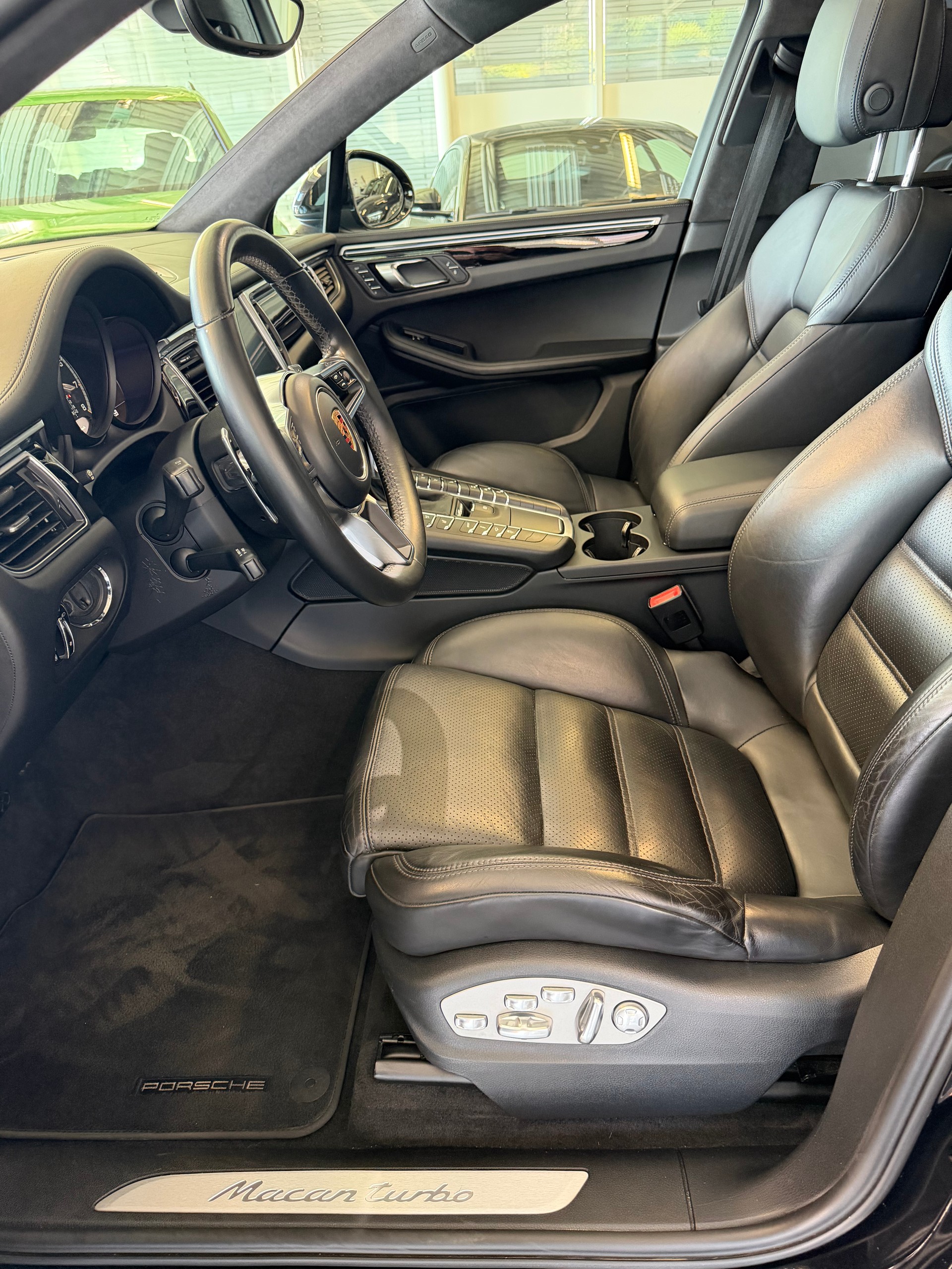 PORSCHE Macan Turbo PDK | CH Fahrzeug | Swiss Package | 21" | PANORAMA | AHK elektr. | Luftfederung | DAB | -image-10