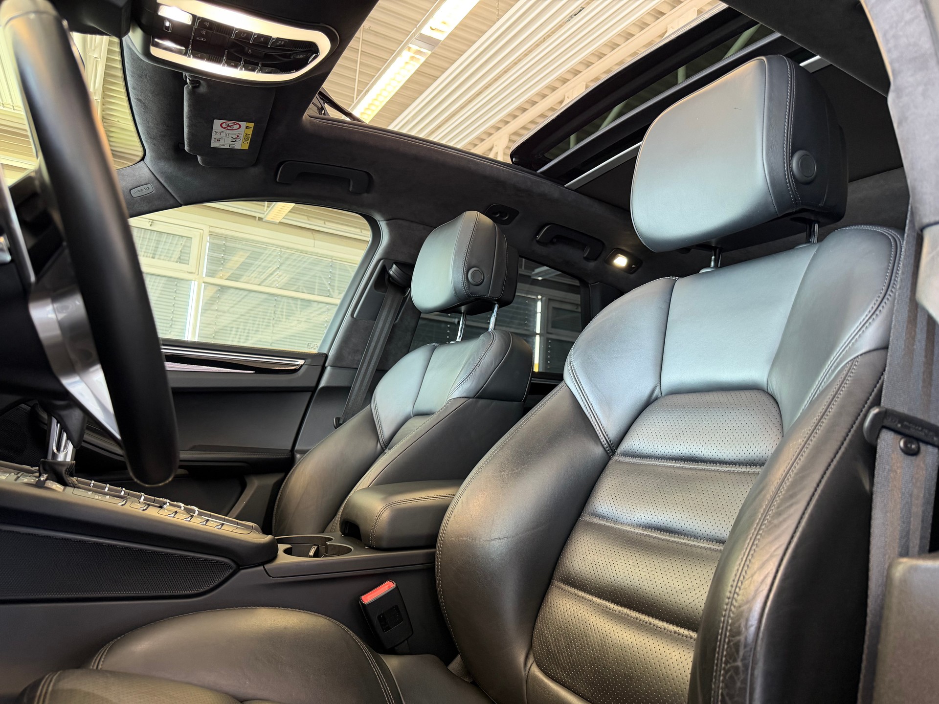 PORSCHE Macan Turbo PDK | CH Fahrzeug | Swiss Package | 21" | PANORAMA | AHK elektr. | Luftfederung | DAB | -image-9