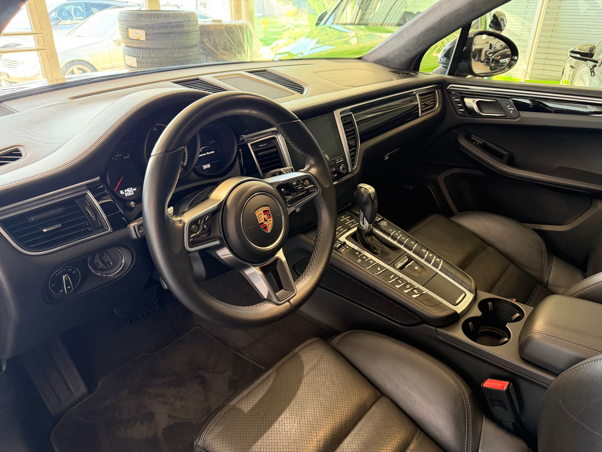 PORSCHE Macan Turbo PDK | CH Fahrzeug | Swiss Package | 21" | PANORAMA | AHK elektr. | Luftfederung | DAB | -image-11