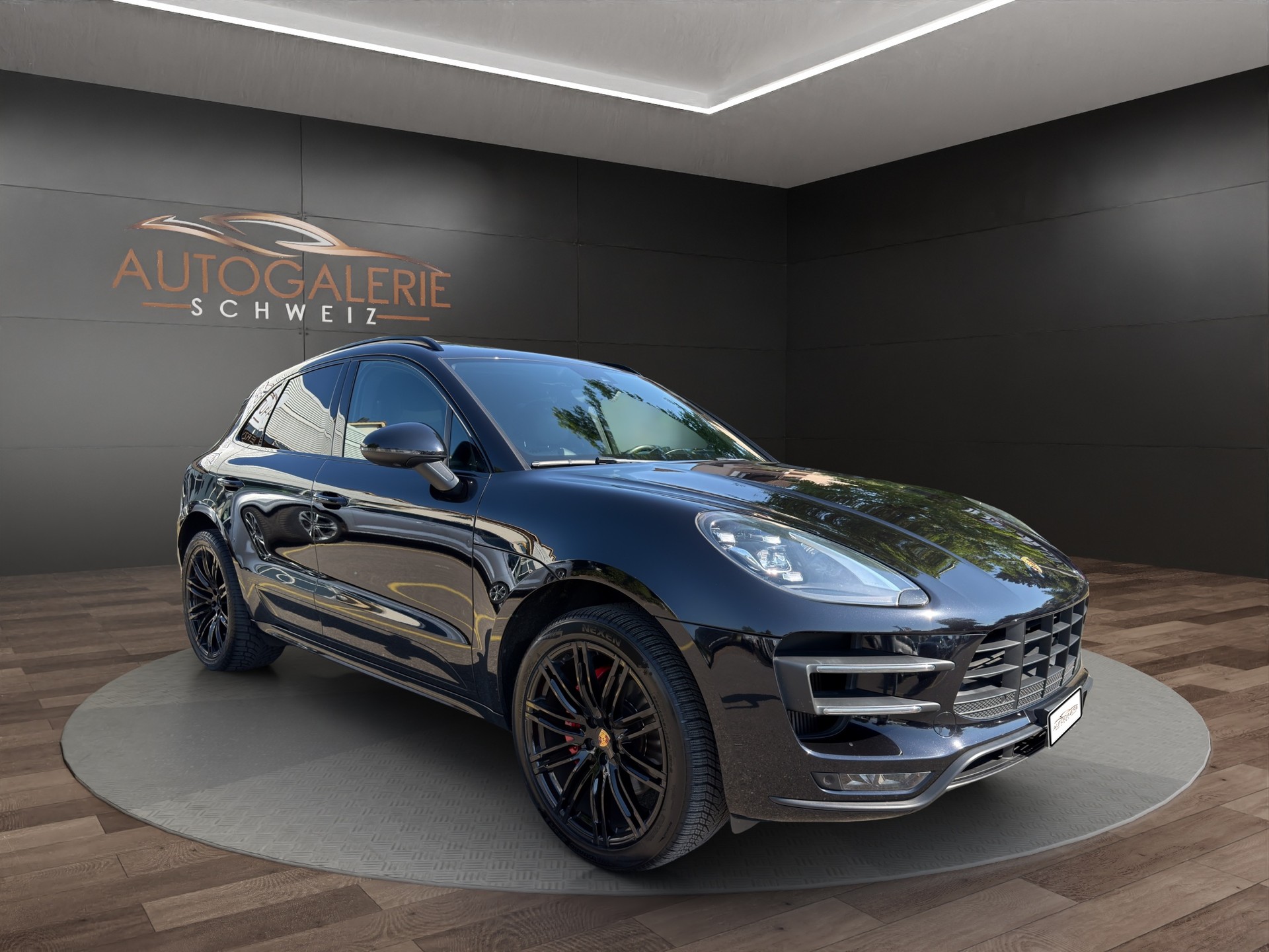 PORSCHE Macan Turbo PDK | CH Fahrzeug | Swiss Package | 21" | PANORAMA | AHK elektr. | Luftfederung | DAB | -image-6