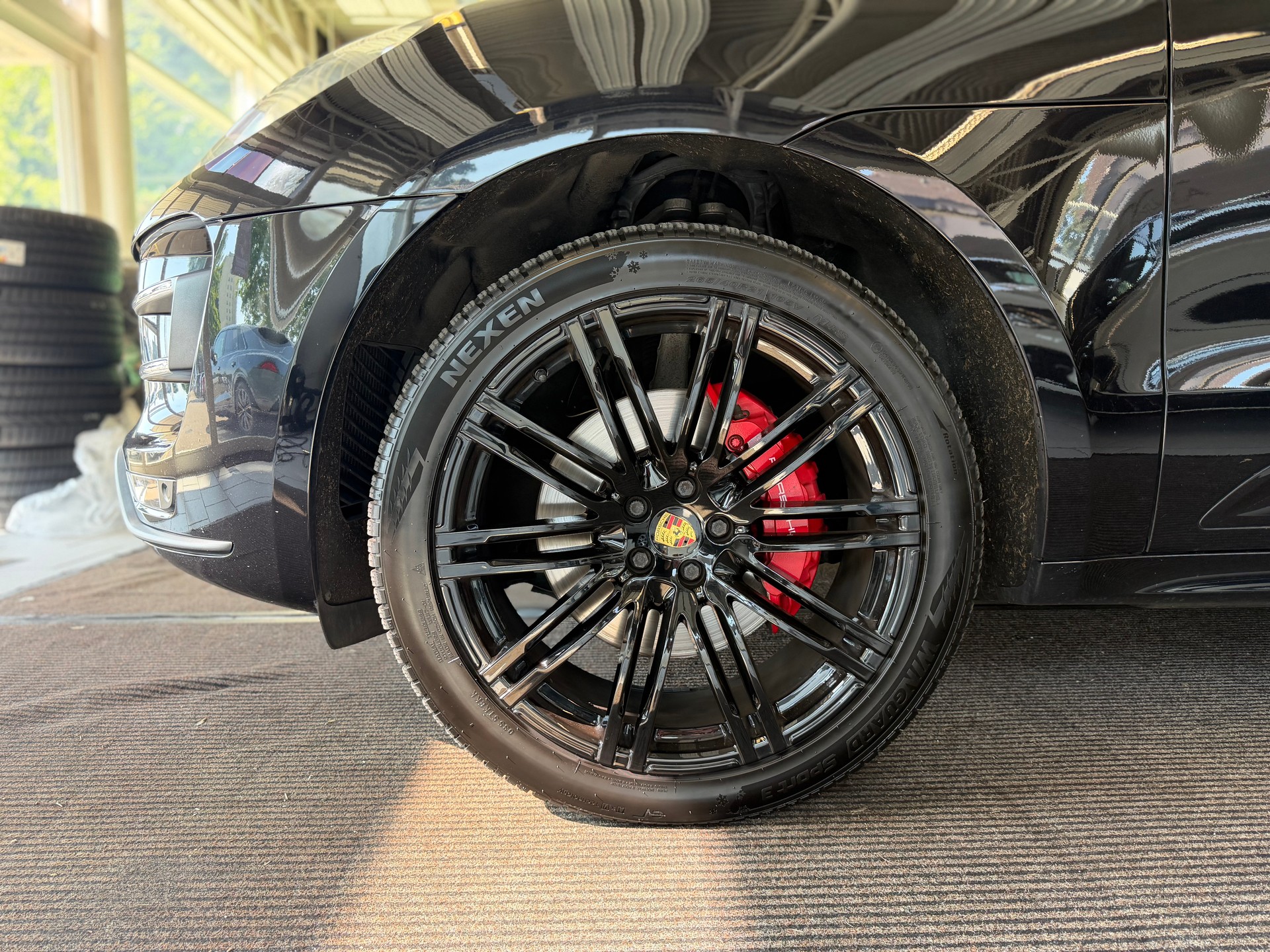 PORSCHE Macan Turbo PDK | CH Fahrzeug | Swiss Package | 21" | PANORAMA | AHK elektr. | Luftfederung | DAB | -image-8