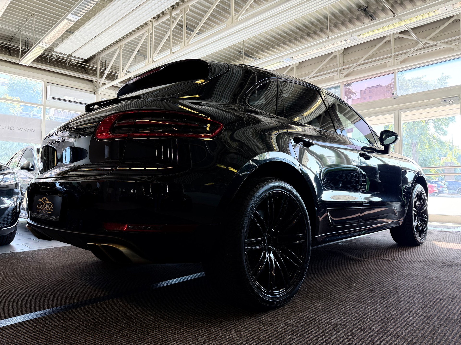 PORSCHE Macan Turbo PDK | CH Fahrzeug | Swiss Package | 21" | PANORAMA | AHK elektr. | Luftfederung | DAB | -image-25