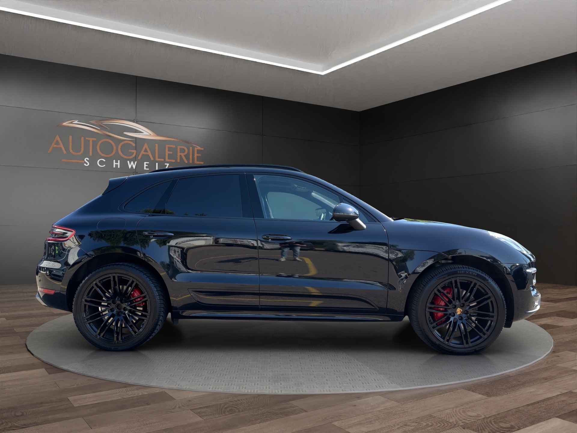 PORSCHE Macan Turbo PDK | CH Fahrzeug | Swiss Package | 21" | PANORAMA | AHK elektr. | Luftfederung | DAB | -image-5