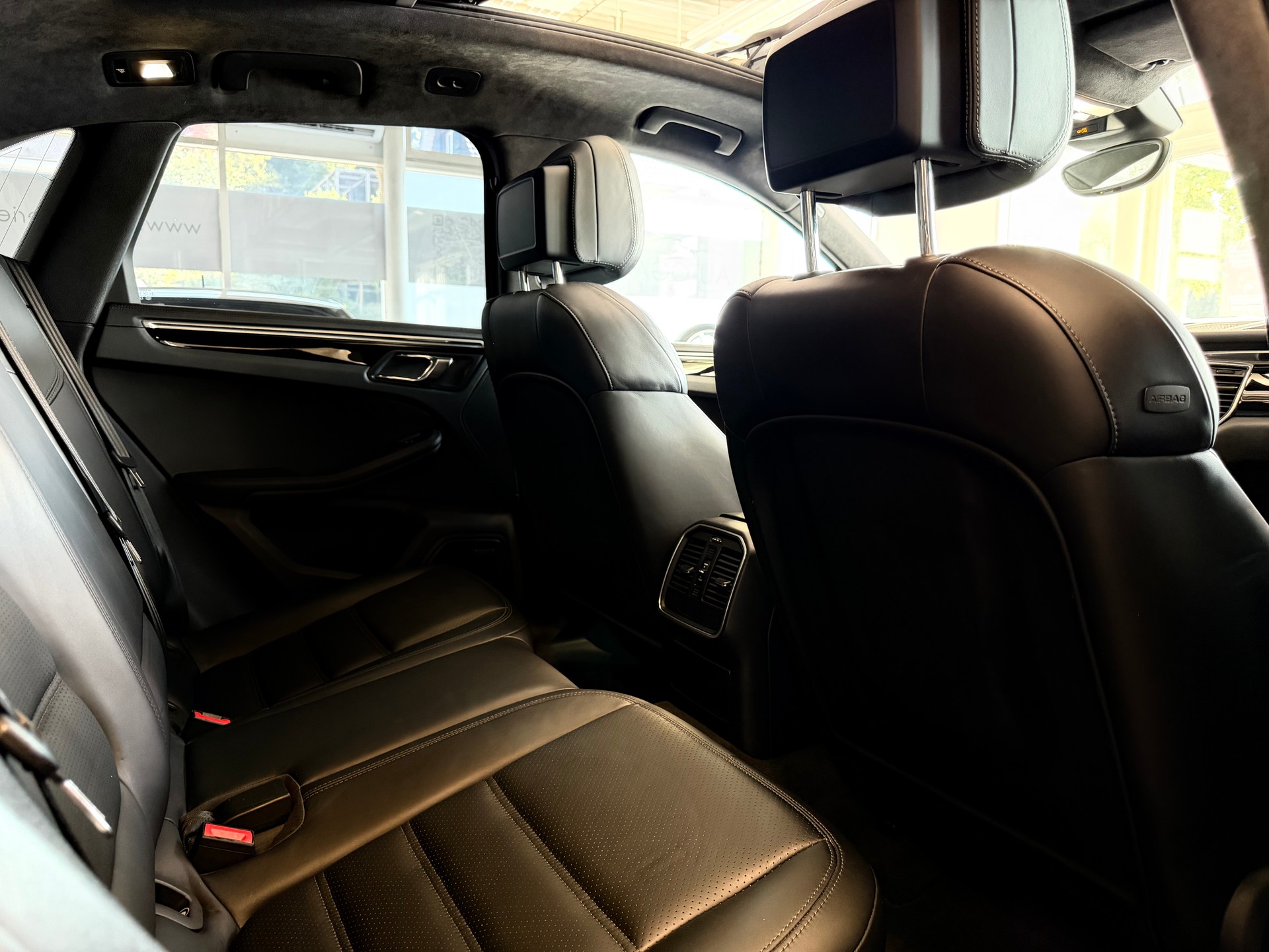 PORSCHE Macan Turbo PDK | CH Fahrzeug | Swiss Package | 21" | PANORAMA | AHK elektr. | Luftfederung | DAB | -image-31