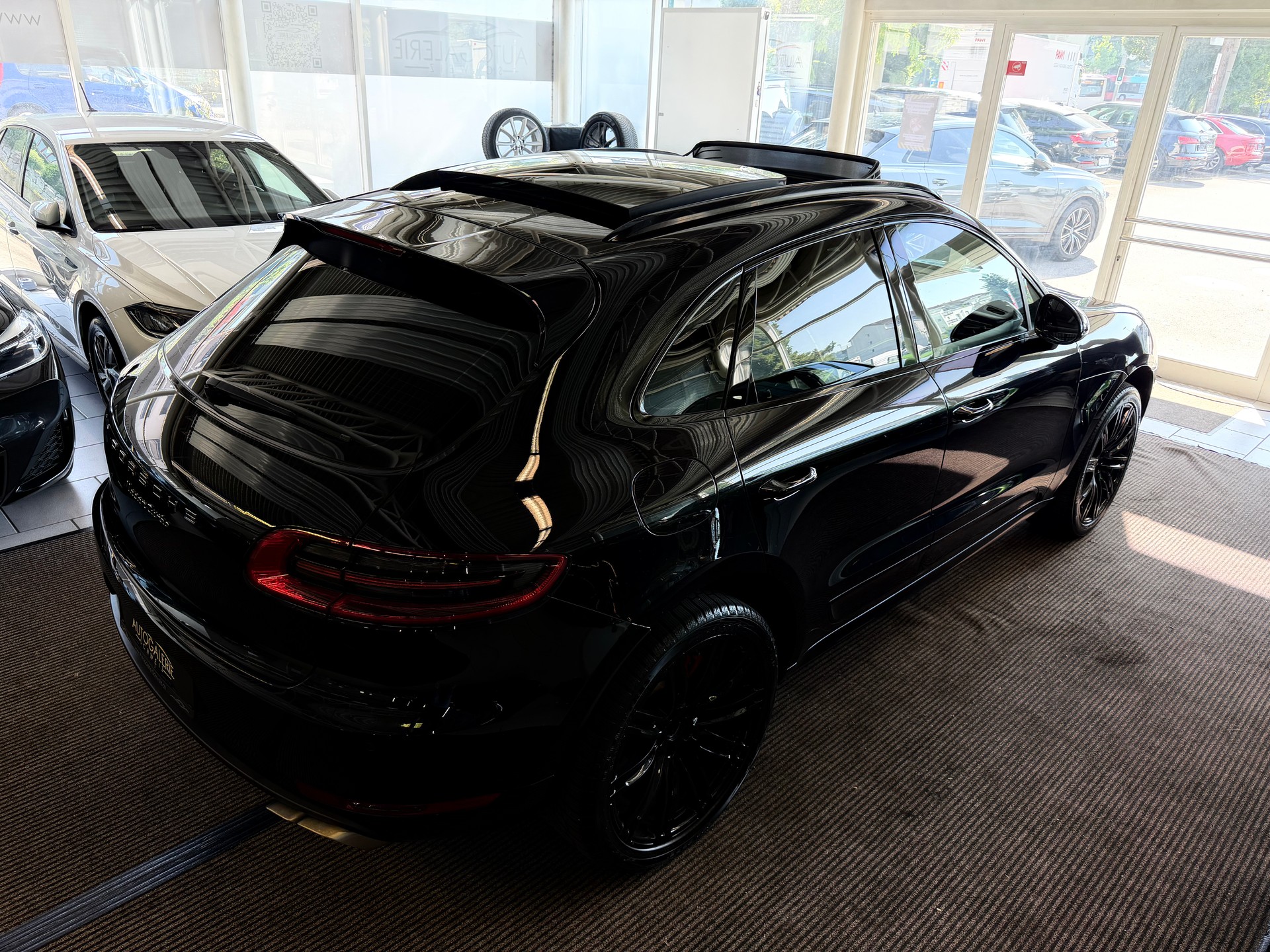 PORSCHE Macan Turbo PDK | CH Fahrzeug | Swiss Package | 21" | PANORAMA | AHK elektr. | Luftfederung | DAB | -image-27