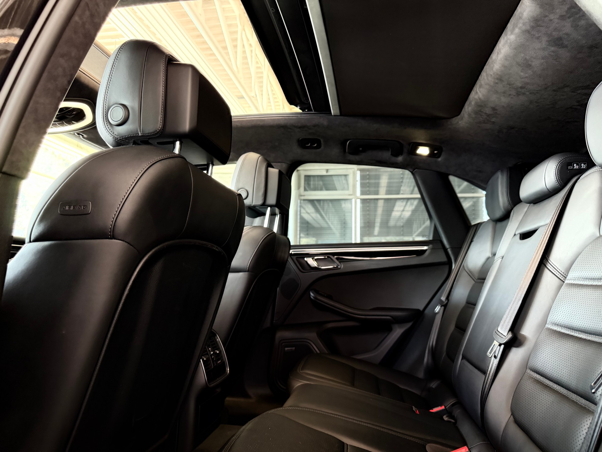 PORSCHE Macan Turbo PDK | CH Fahrzeug | Swiss Package | 21" | PANORAMA | AHK elektr. | Luftfederung | DAB | -image-21