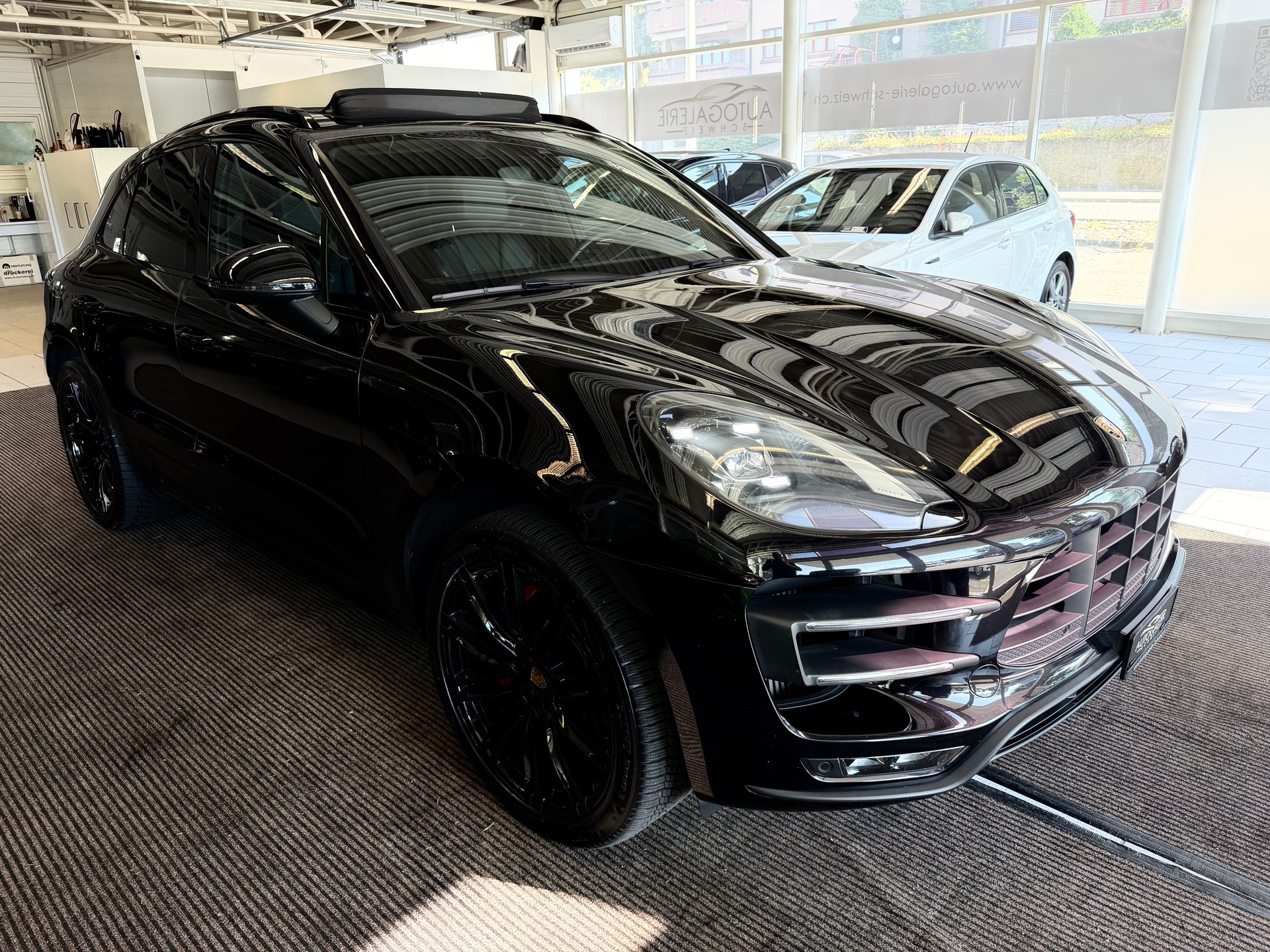 PORSCHE Macan Turbo PDK | CH Fahrzeug | Swiss Package | 21" | PANORAMA | AHK elektr. | Luftfederung | DAB | -image-36