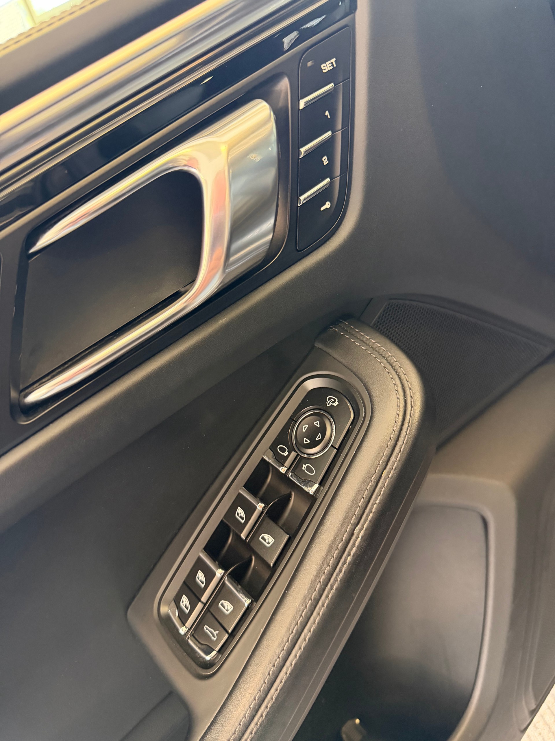 PORSCHE Macan Turbo PDK | CH Fahrzeug | Swiss Package | 21" | PANORAMA | AHK elektr. | Luftfederung | DAB | -image-12