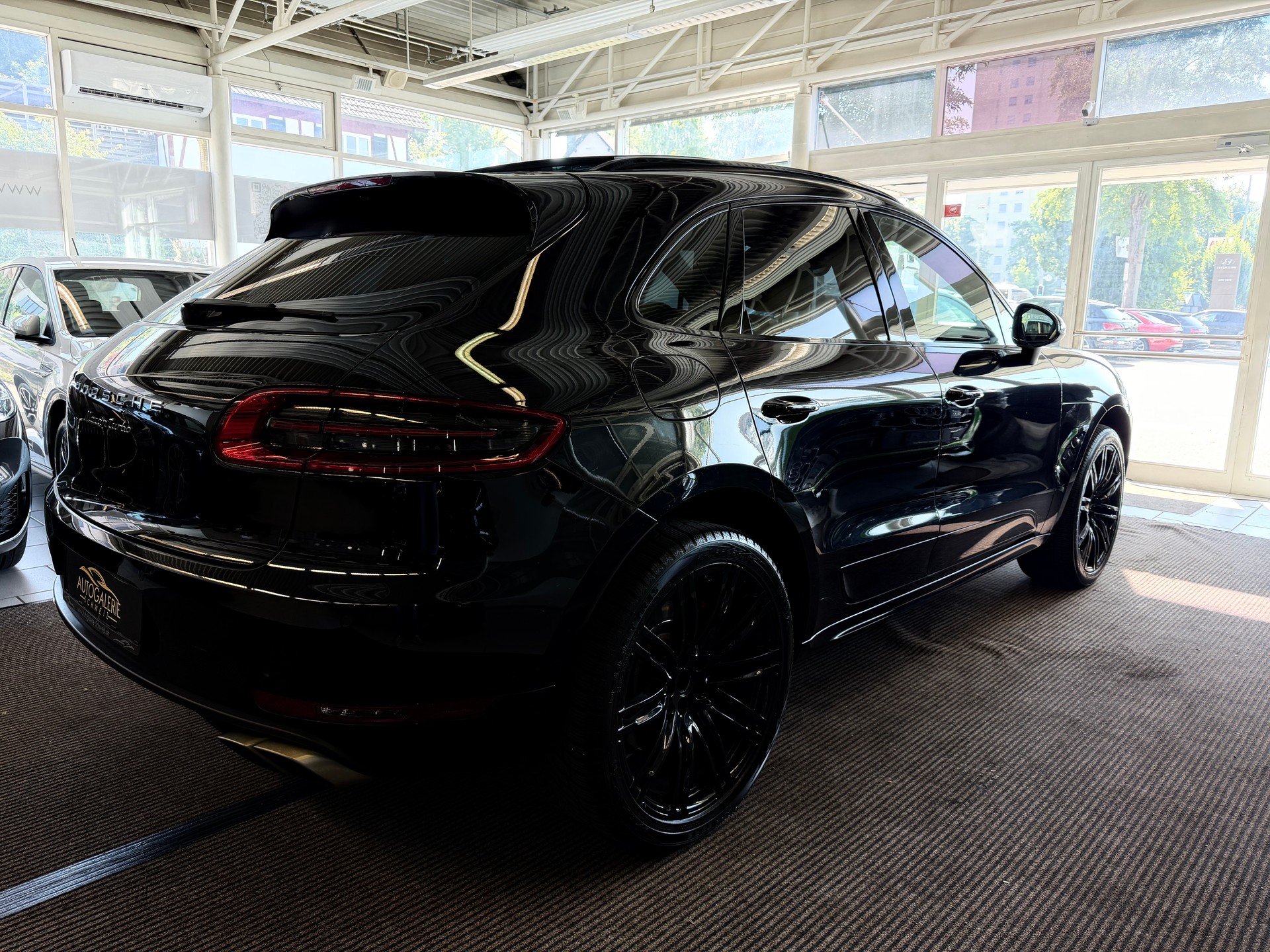 PORSCHE Macan Turbo PDK | CH Fahrzeug | Swiss Package | 21" | PANORAMA | AHK elektr. | Luftfederung | DAB | -image-26