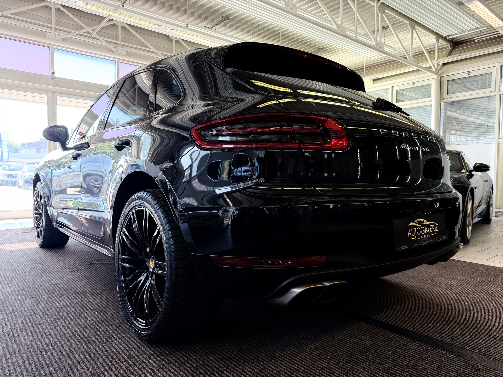 PORSCHE Macan Turbo PDK | CH Fahrzeug | Swiss Package | 21" | PANORAMA | AHK elektr. | Luftfederung | DAB | -image-23