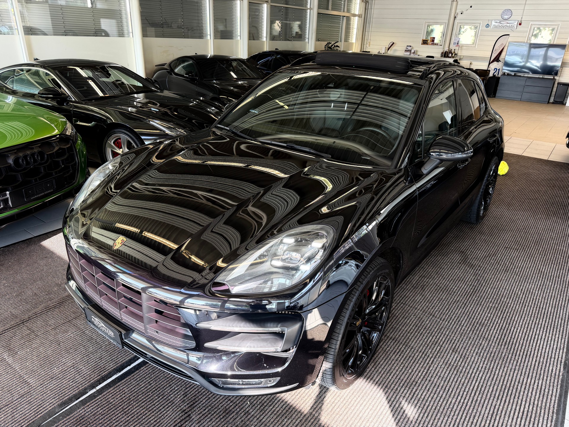 PORSCHE Macan Turbo PDK | CH Fahrzeug | Swiss Package | 21" | PANORAMA | AHK elektr. | Luftfederung | DAB | -image-39