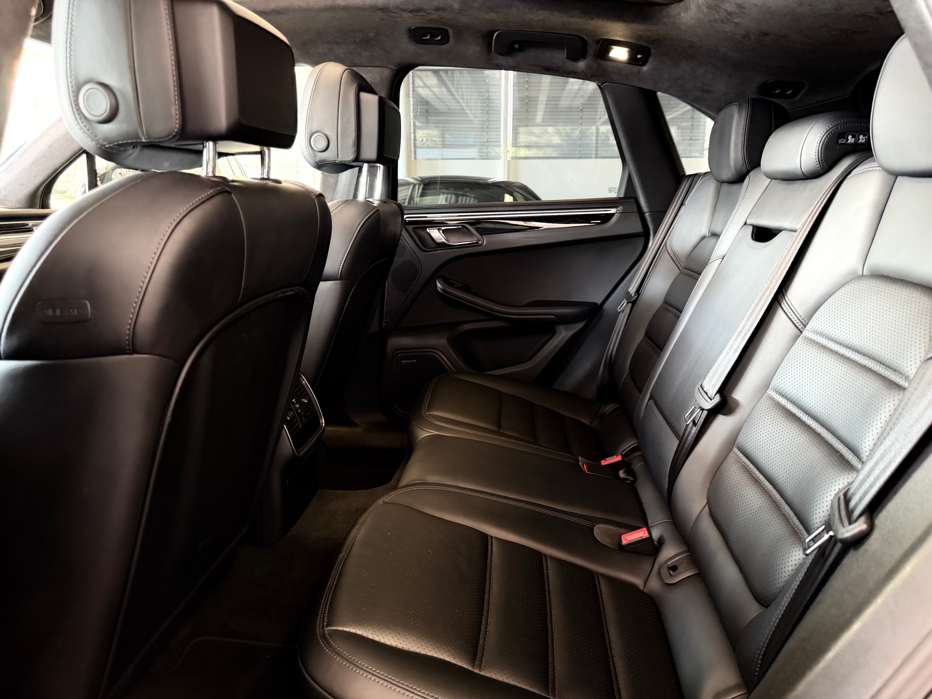 PORSCHE Macan Turbo PDK | CH Fahrzeug | Swiss Package | 21" | PANORAMA | AHK elektr. | Luftfederung | DAB | -image-20