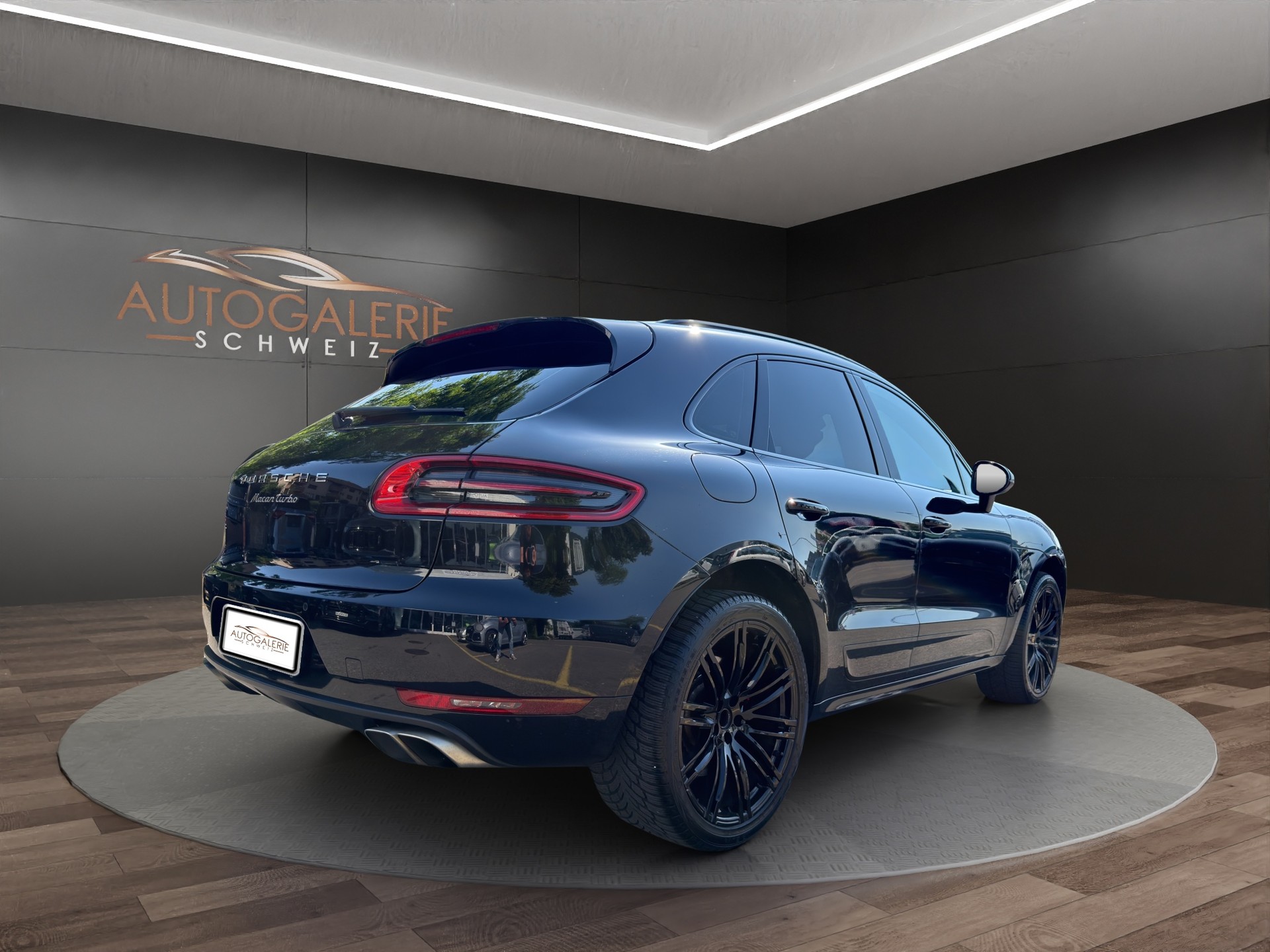 PORSCHE Macan Turbo PDK | CH Fahrzeug | Swiss Package | 21" | PANORAMA | AHK elektr. | Luftfederung | DAB | -image-4
